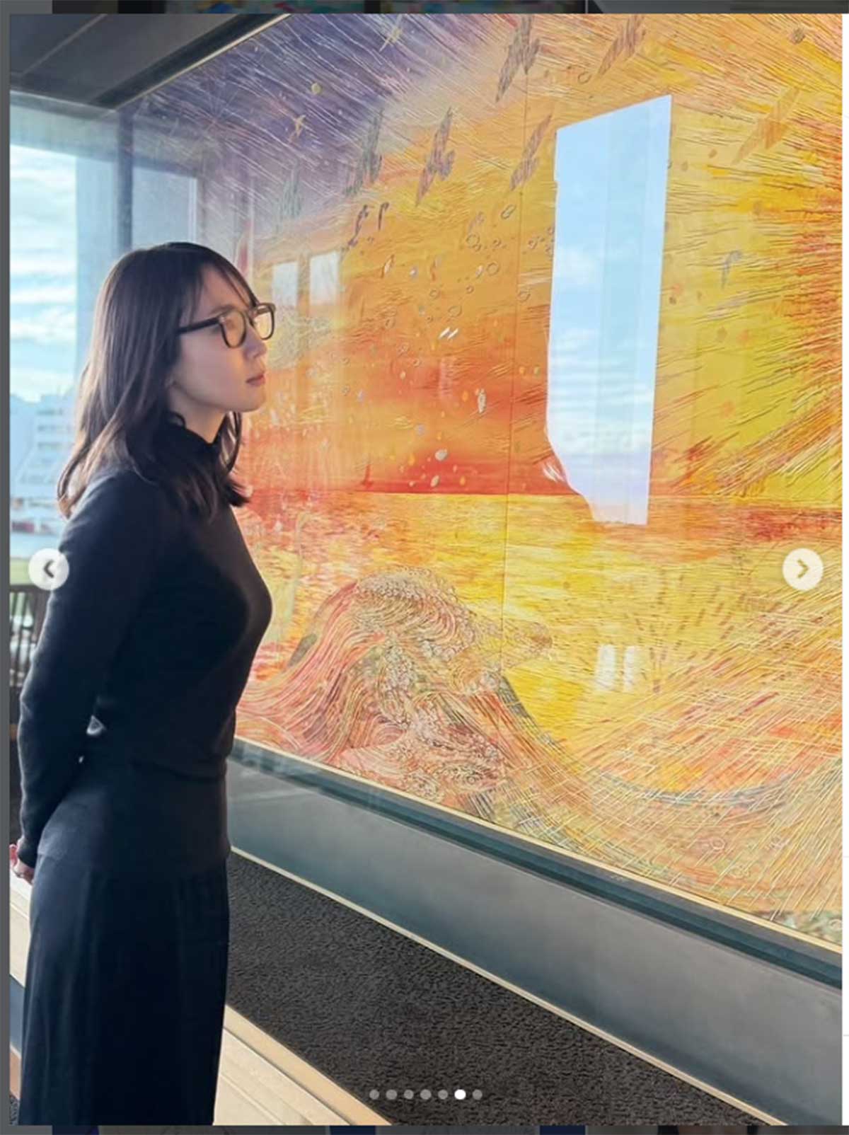 吉岡里帆との二人旅の様子を公開した清川あさみのInstagramより。メガネで私服の吉岡に「ナチュラルすぎ」と好評が集まった