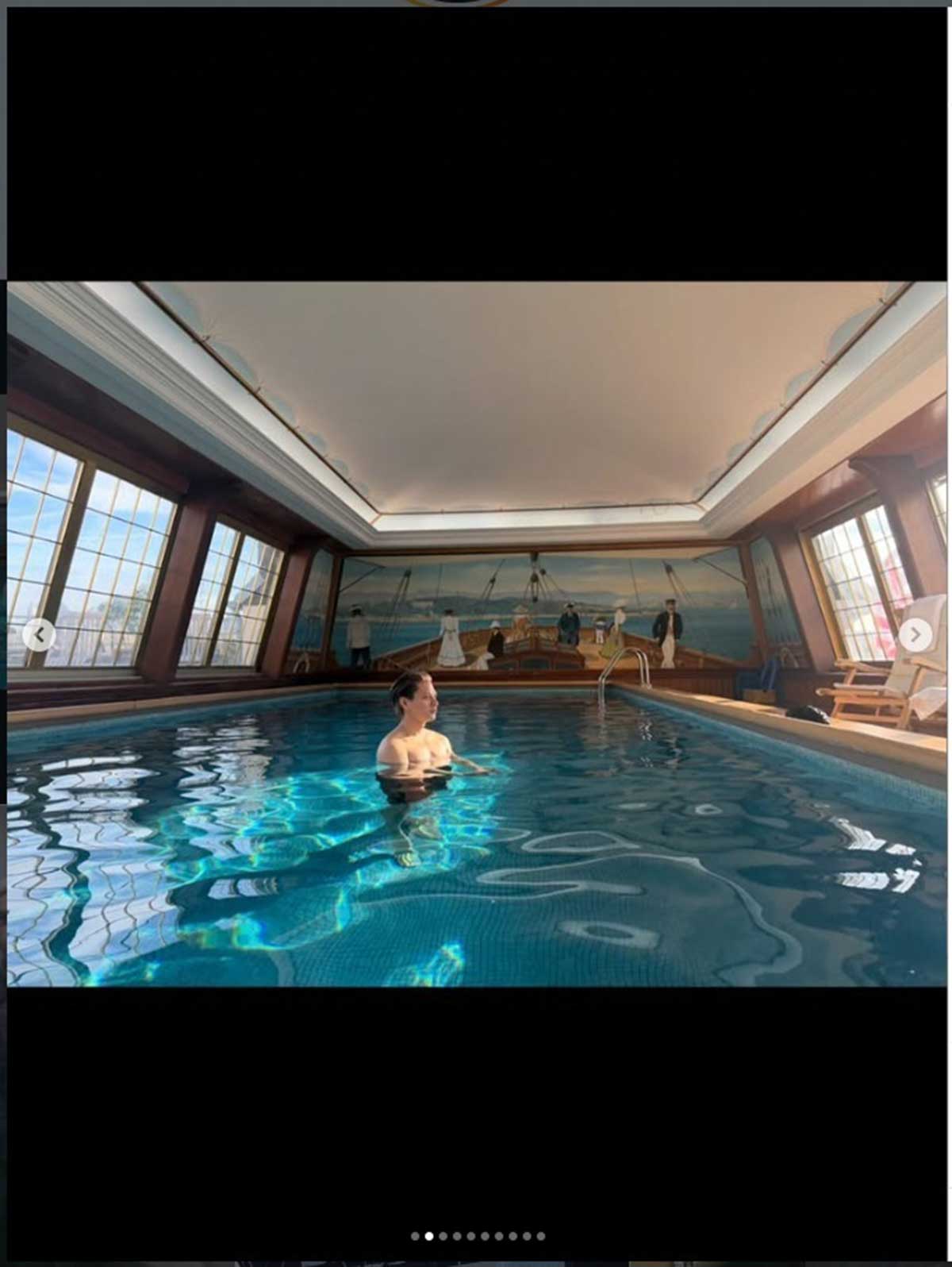 平野紫耀が公開した上裸のプール写真。筋骨隆々な様子だ（写真・本人Instagramより）