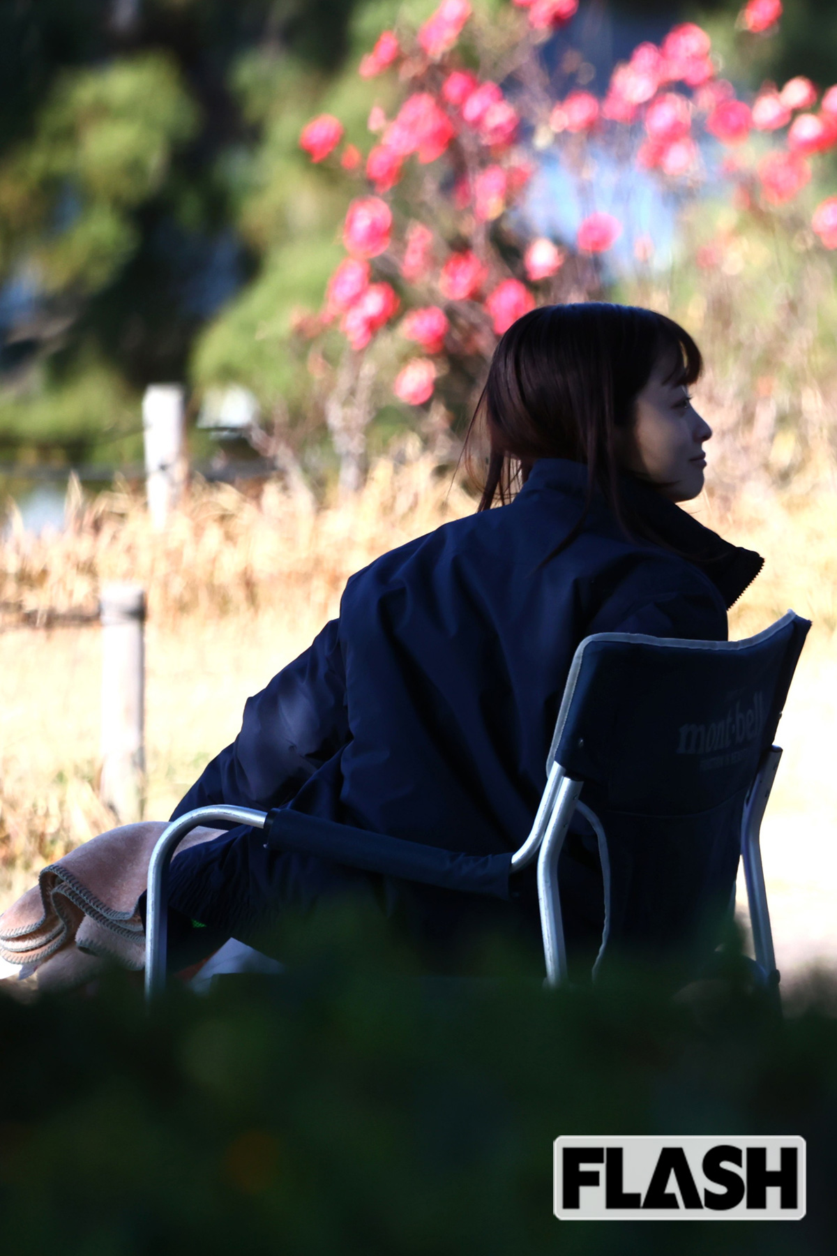 休憩中は共演者と雑談するなど柔和な橋本環奈