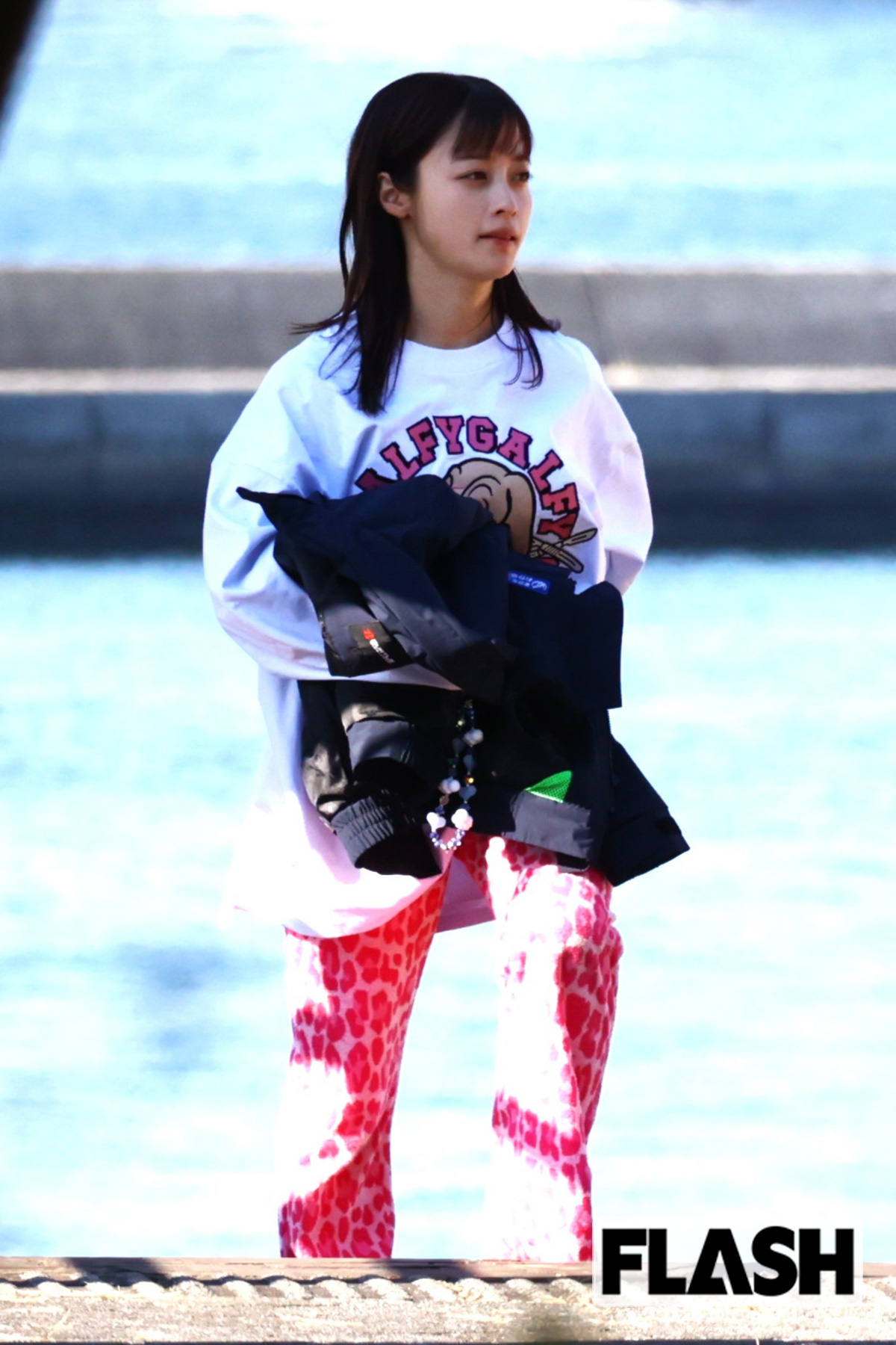 海辺を歩く橋本環奈