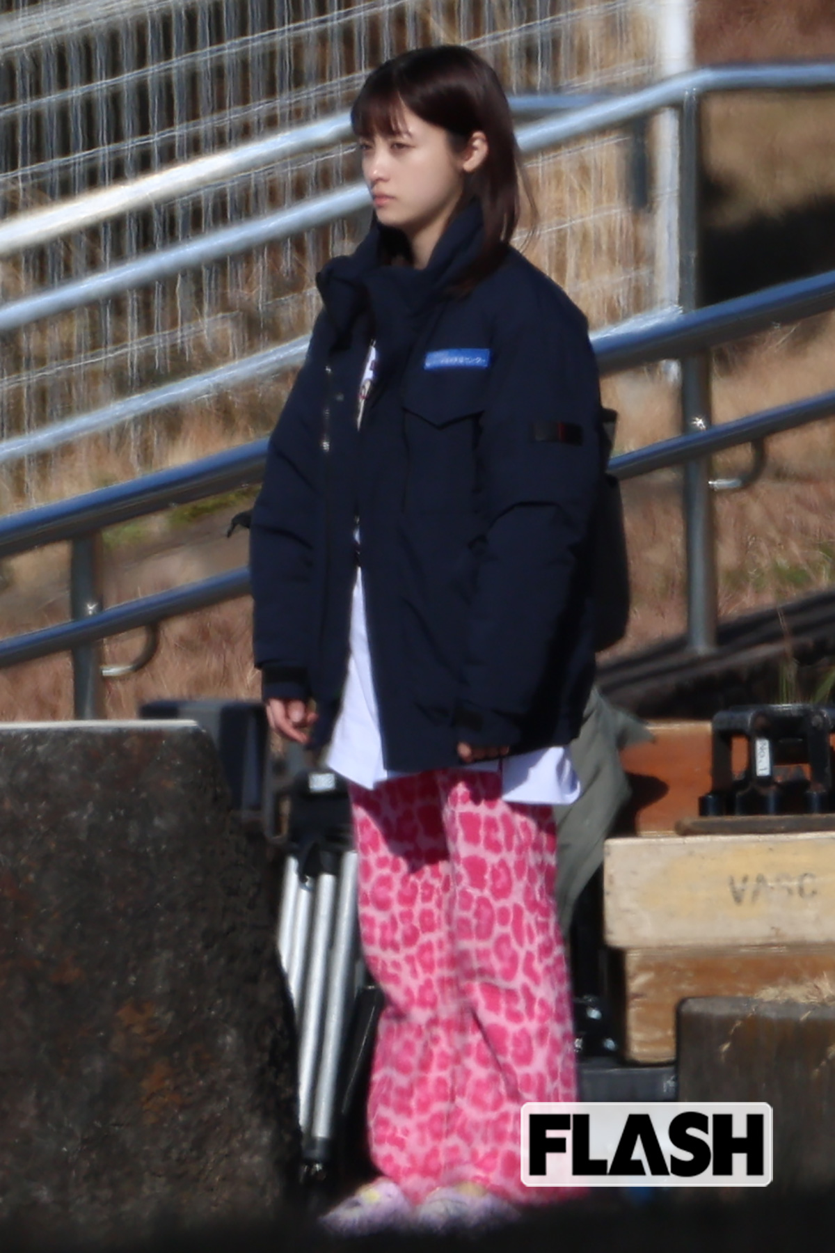 ド派手なピンクパンツも履きこなす橋本環奈