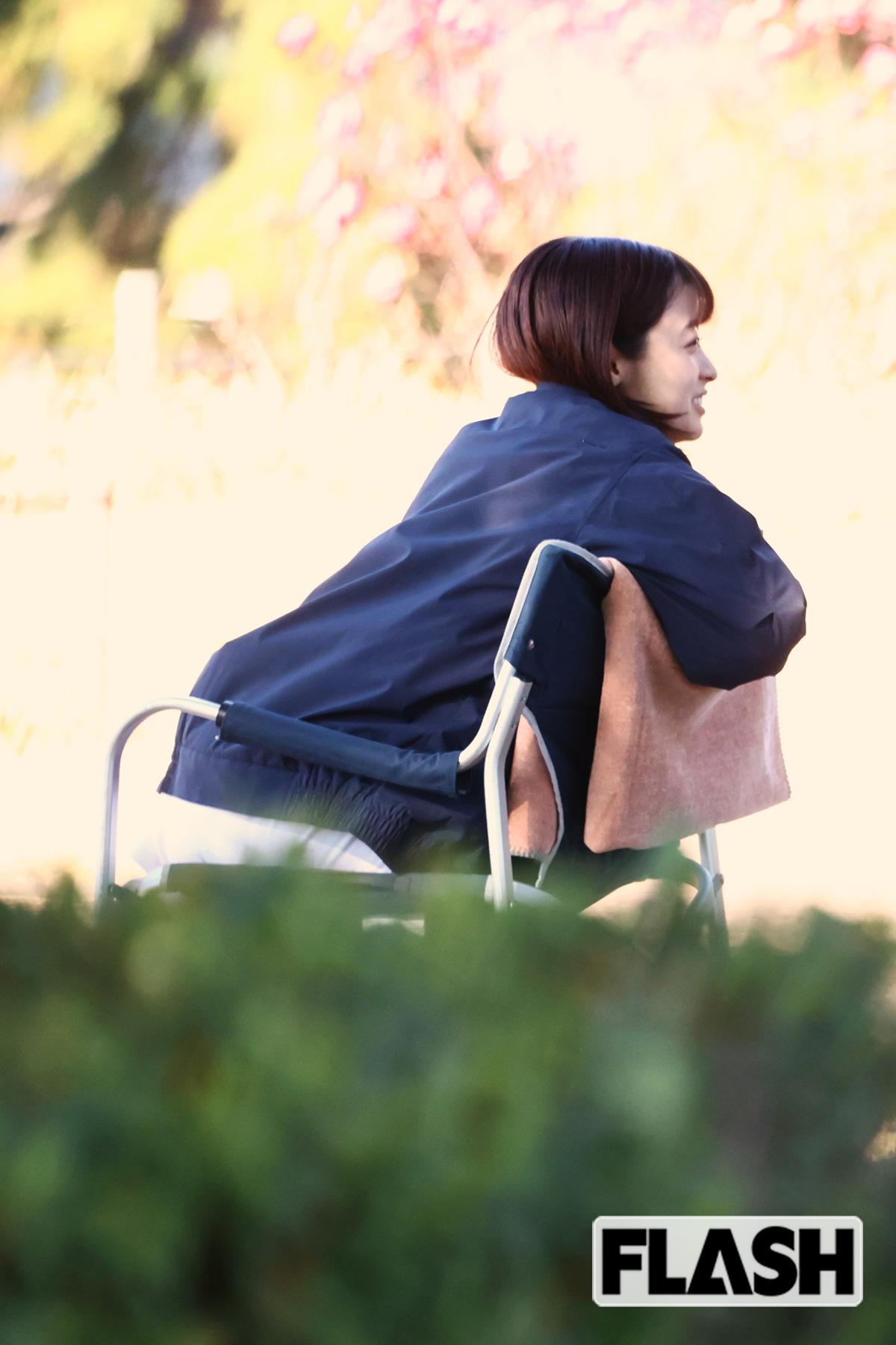 椅子越しにスタッフに話しかける橋本環奈