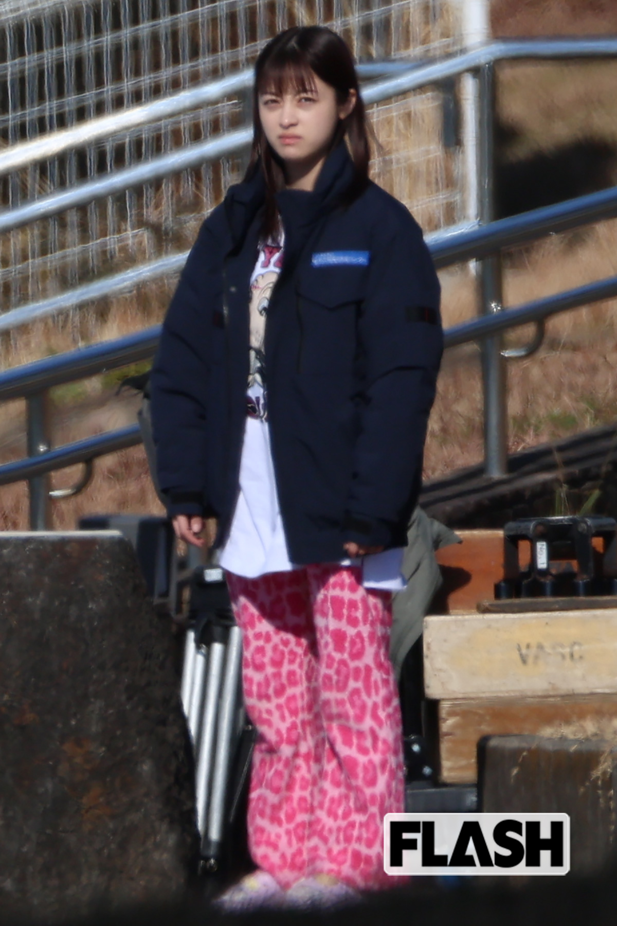 ド派手なピンクのパンツサンダルを着こなす橋本環奈。日差しのせいか、目つきも鋭かった