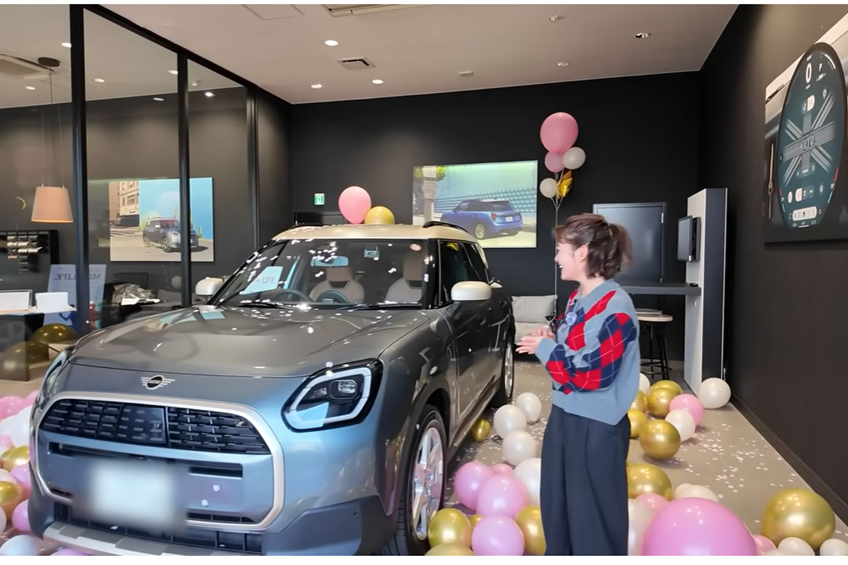 井上咲楽のYouTubeより。ミニクーパーを購入したといい、価格は600万円ほどとのこと