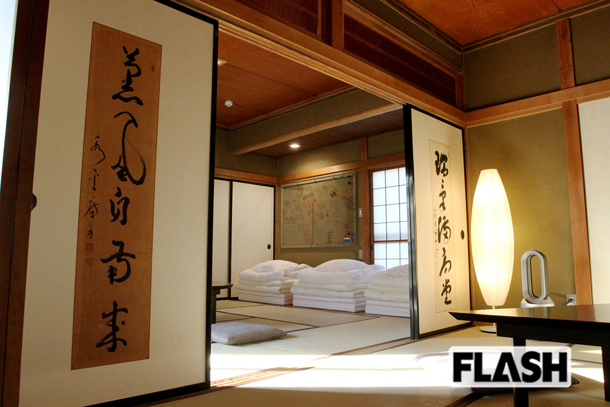 「TEMPLESTAY ZENSO」の客室。シーツは地元工場でパリッパリに仕上げられている