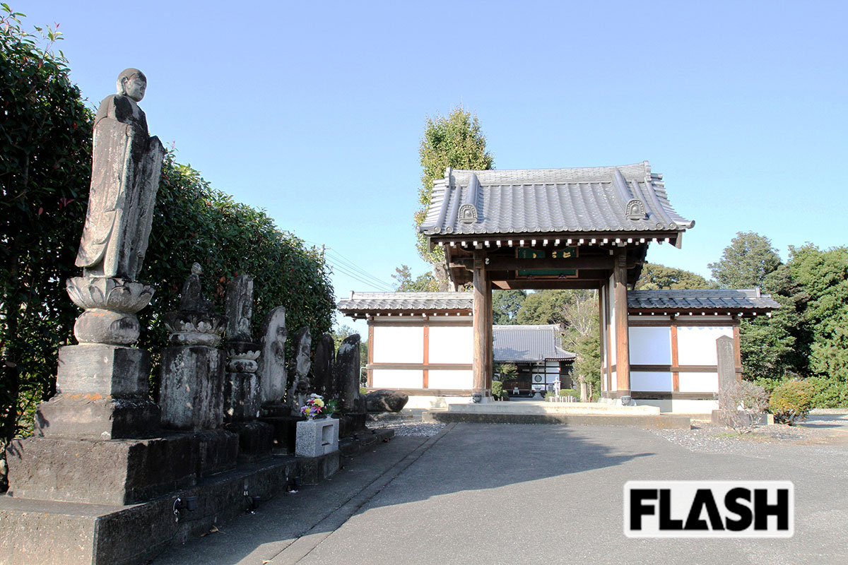 夜は梵鐘などがライトアップされ、幻想的に／「TEMPLESTAY ZENSO」