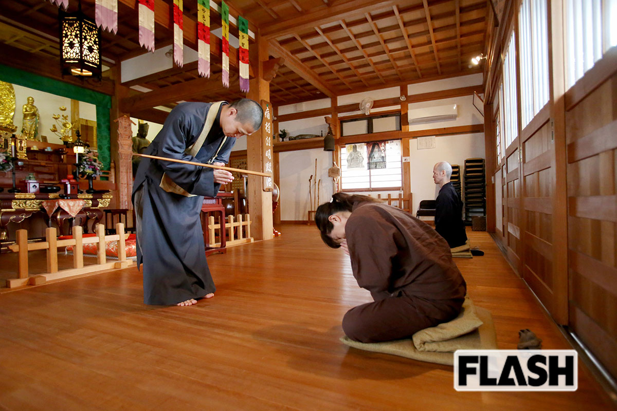 坐禅体験では、海野峻宏（うみのしゅんこう）副住職からの打擲（ちょうちゃく）が。大丈夫、痛くありません／「TEMPLESTAY ZENSO」
