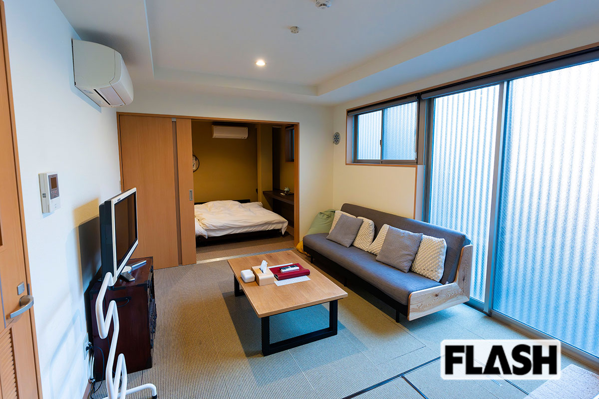 「Temple Hotel　正伝寺」は2015年築の2階建て一軒家で、各階が広々とした1LDK。各フロア最大6名まで宿泊可能