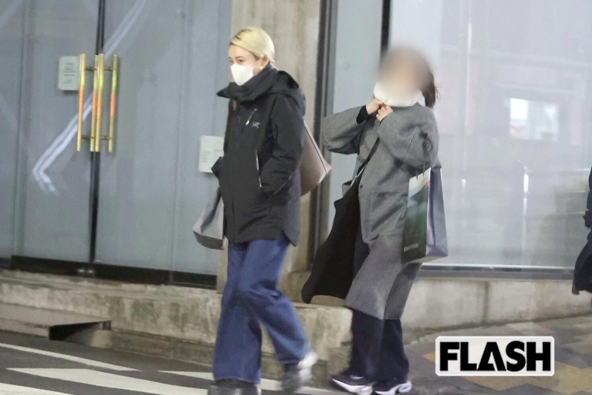 2026年1月20日、赤坂にオープンした期間限定のお茶専門店を後にして、帰路につく小島瑠璃子（写真・金谷千治）