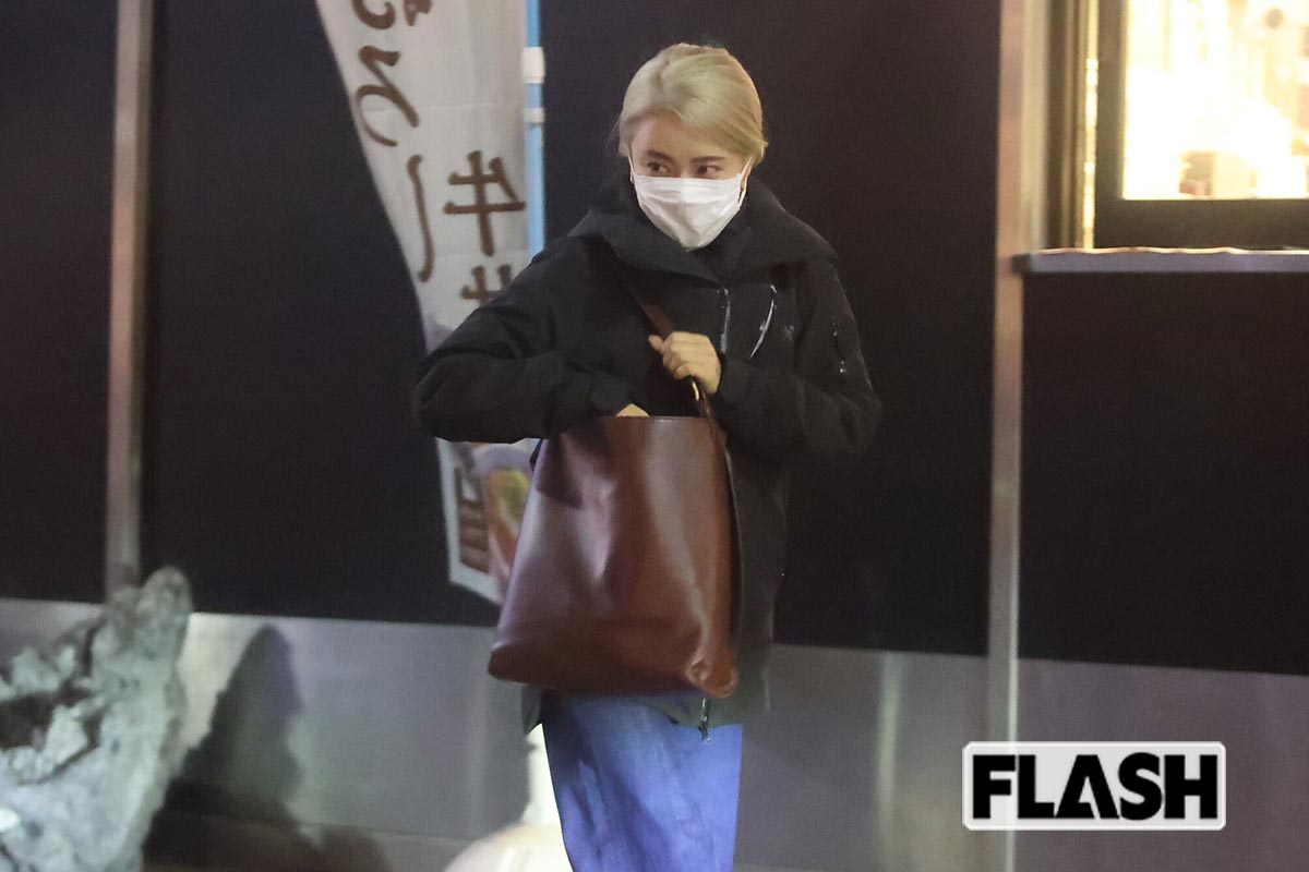 2026年1月21日、赤坂にオープンした期間限定のお茶専門店を後にして、帰路につく小島瑠璃子（写真・金谷千治）