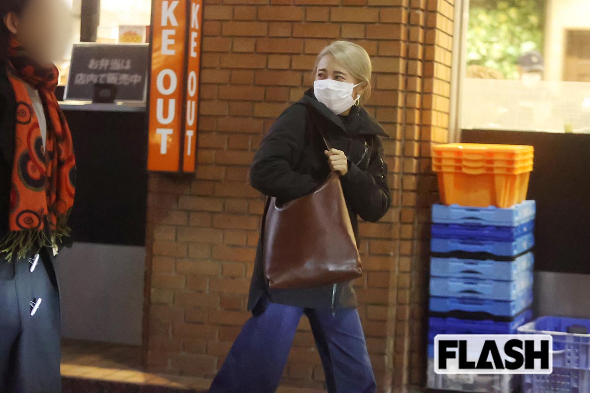 2026年1月21日、お茶専門店のスタッフと談笑していた小島瑠璃子（写真・金谷千治）