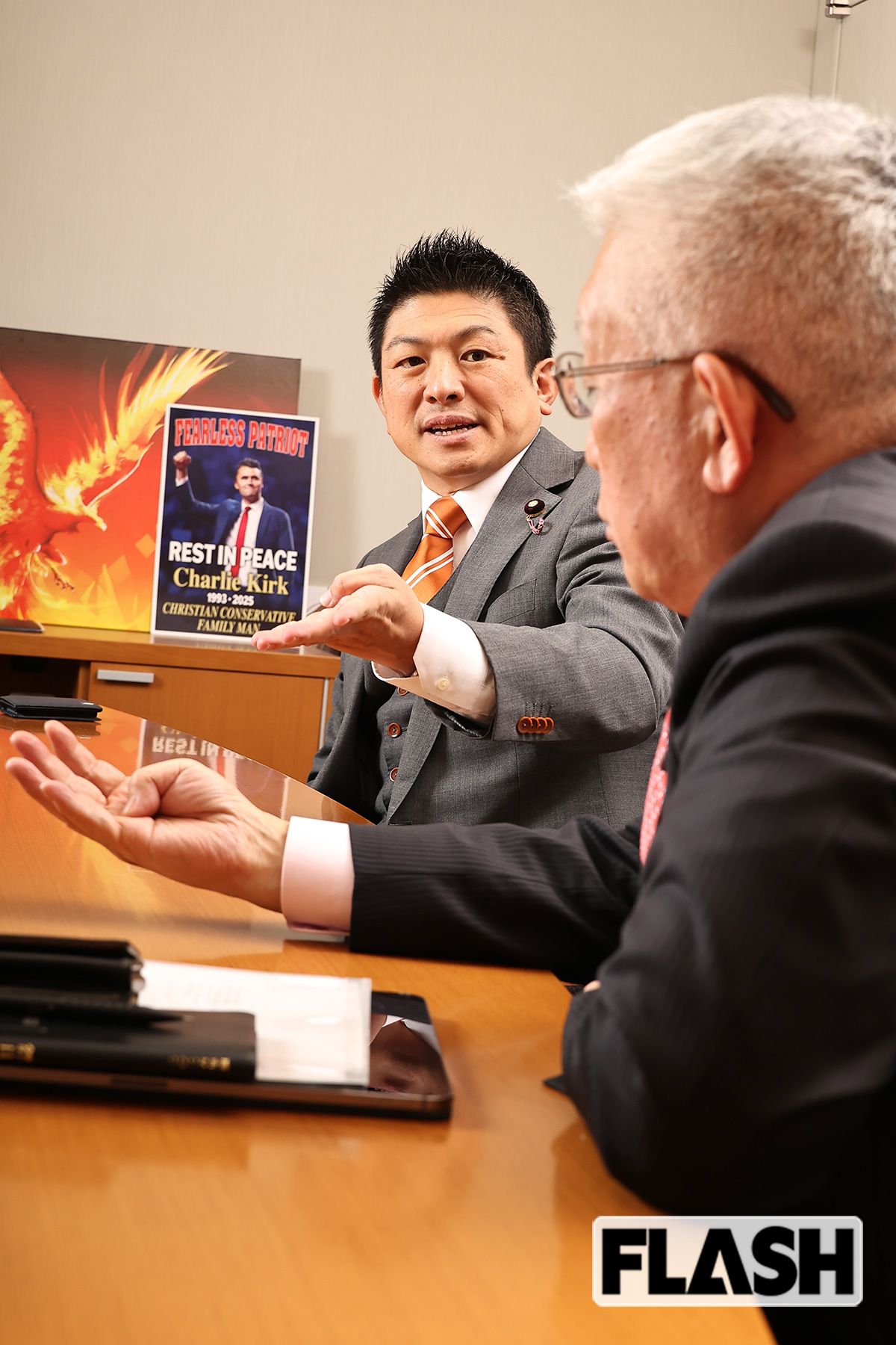 神谷宗幣氏のそばには、保守活動家のチャーリー・カーク氏の写真が立てかけられていた