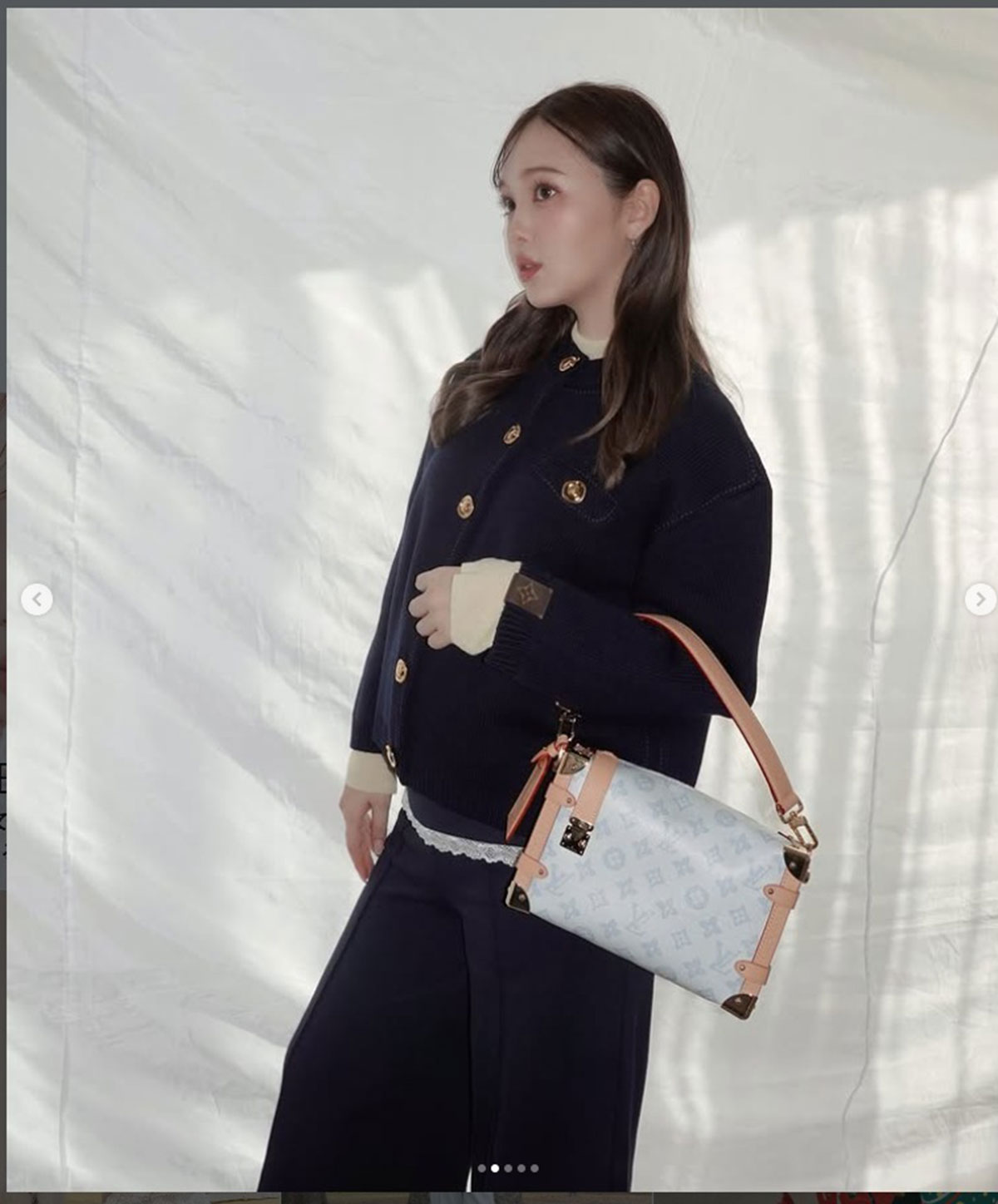 ルイヴィトンのバッグを片手に撮影をした藤田ニコル。お腹がふっくらとしている(写真・本人Instagramより)