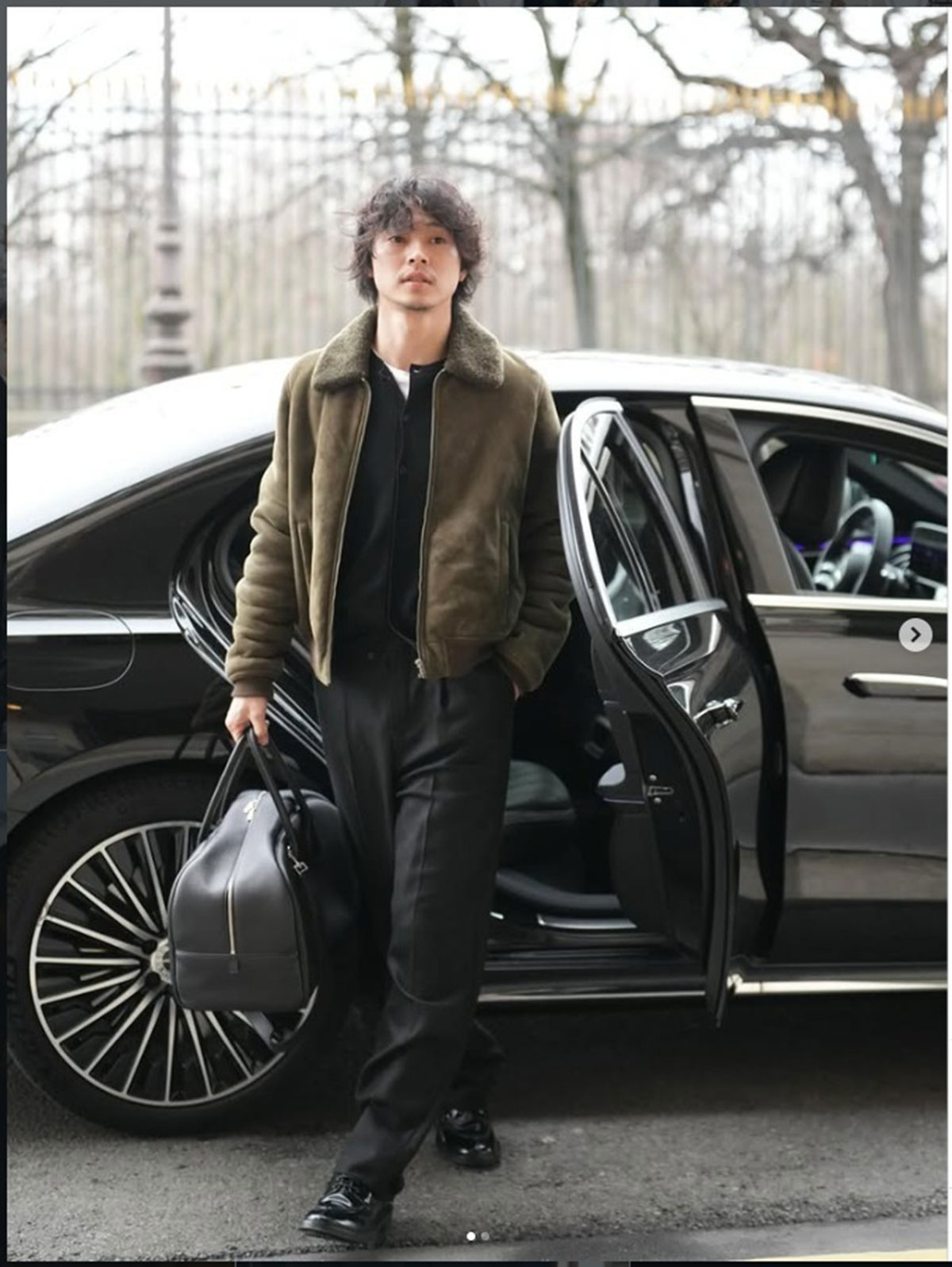 山崎賢人がオフショットで見せた“くるくるパーマ＆顎ひげ”（本人のInstagramより）