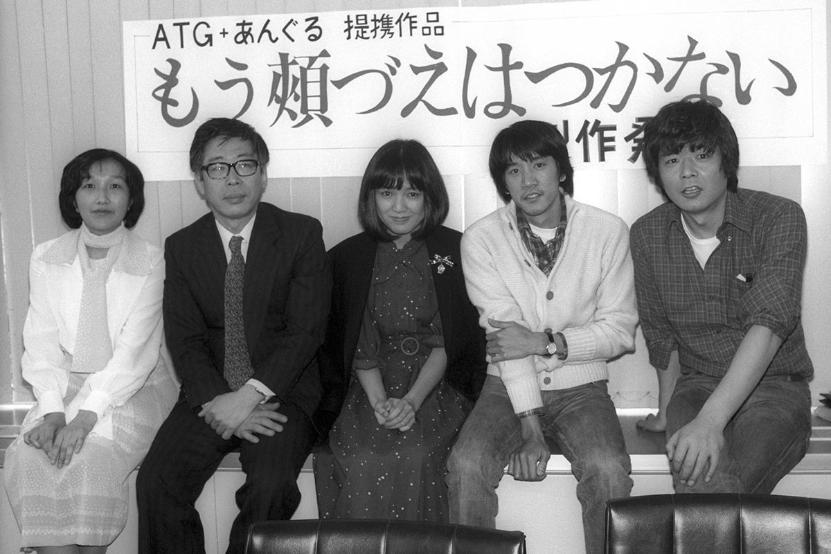 映画『もう頬づえはつかない』製作発表。左から原作者の見延典子、東陽一監督、桃井かおり、奥田瑛二、森本レオ（写真・共同通信）