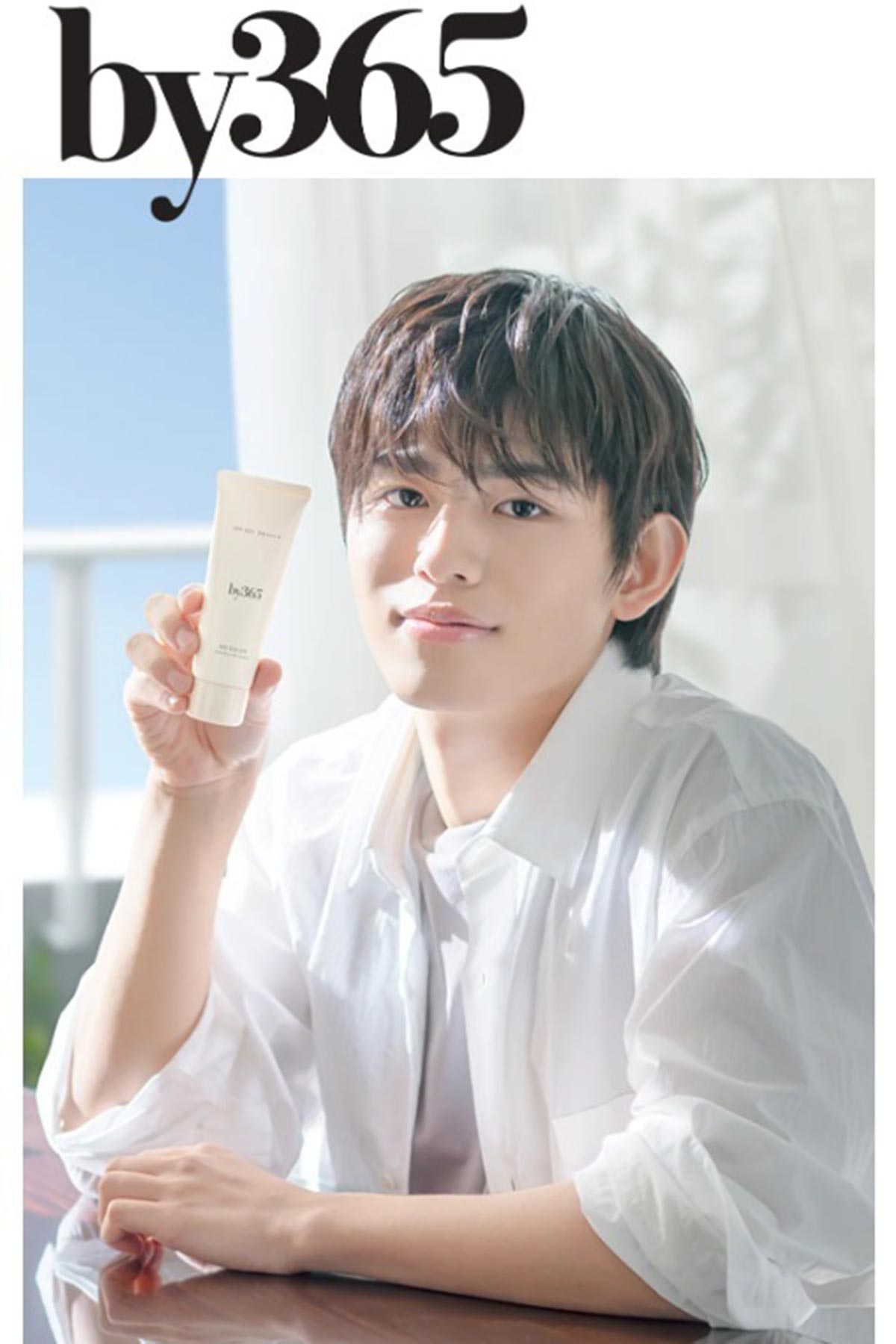 日焼け止めクリームを片手に宣伝するtimelesz・篠塚大輝