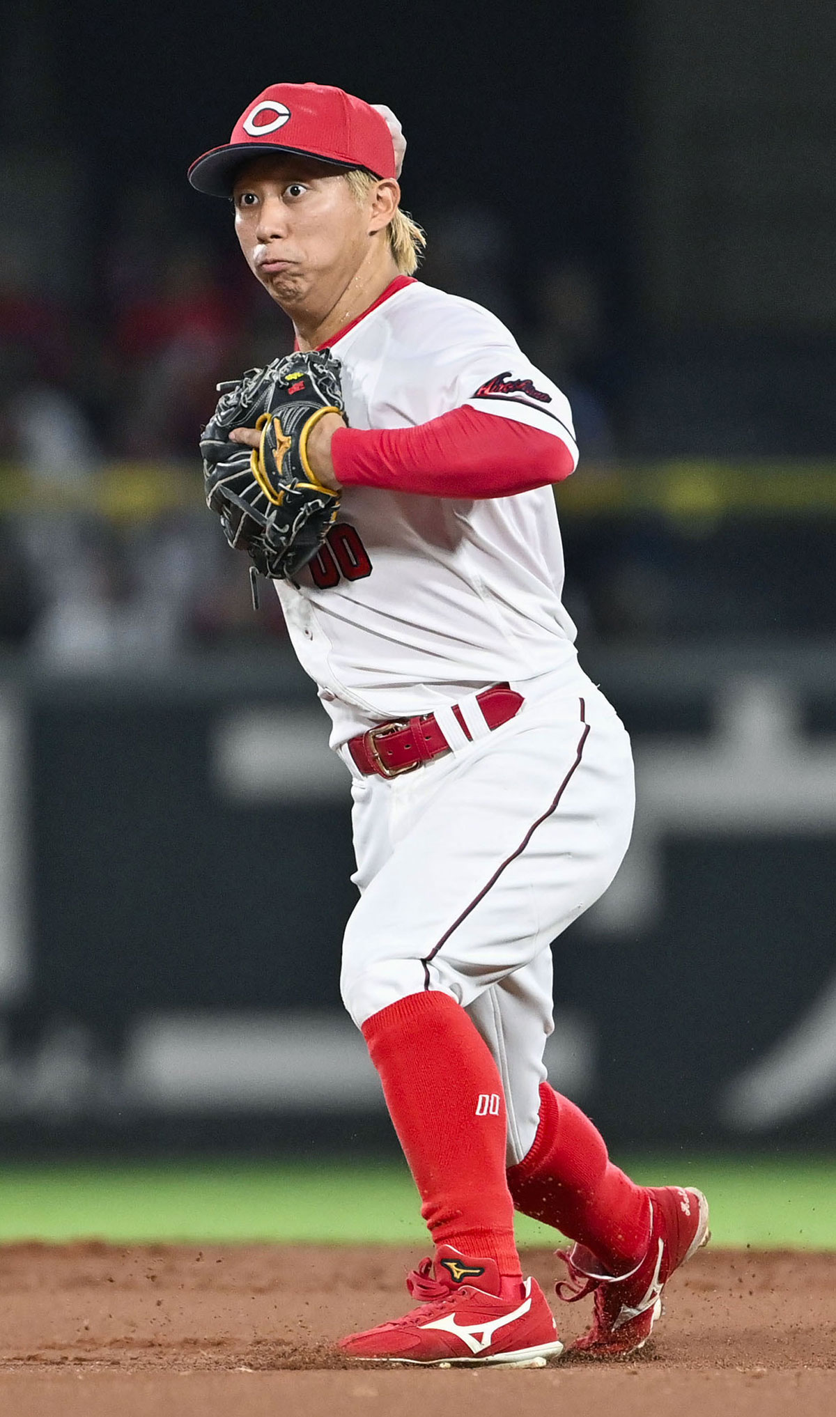 2025年8月に巨人戦でプレーする羽月隆太郎容疑者。金髪がトレードマークだ（写真・共同通信）