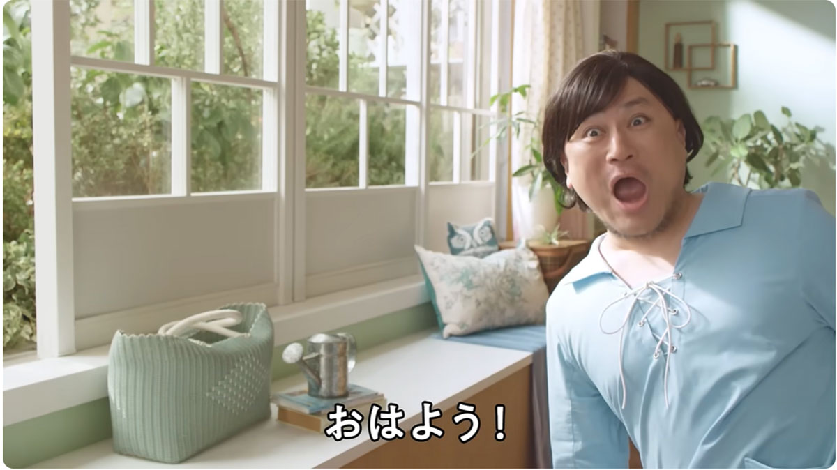 ハリウッドザコシショウが登場する日清食品「日清のどん兵衛　きつねうどん」の新CM（YouTube「日清食品グループ公式チャンネル」に1月27日に投稿された動画より）