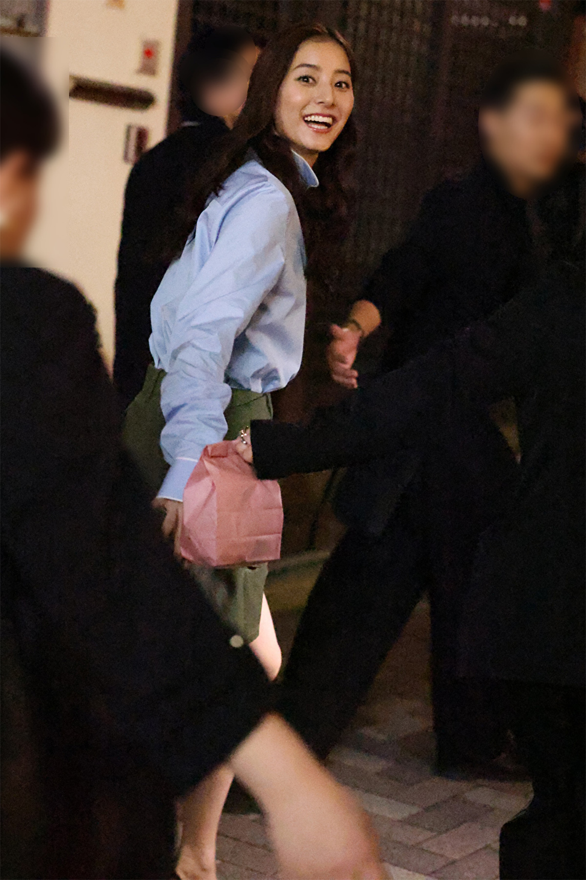 ファンに声をかけられ、笑顔で応じる新木優子