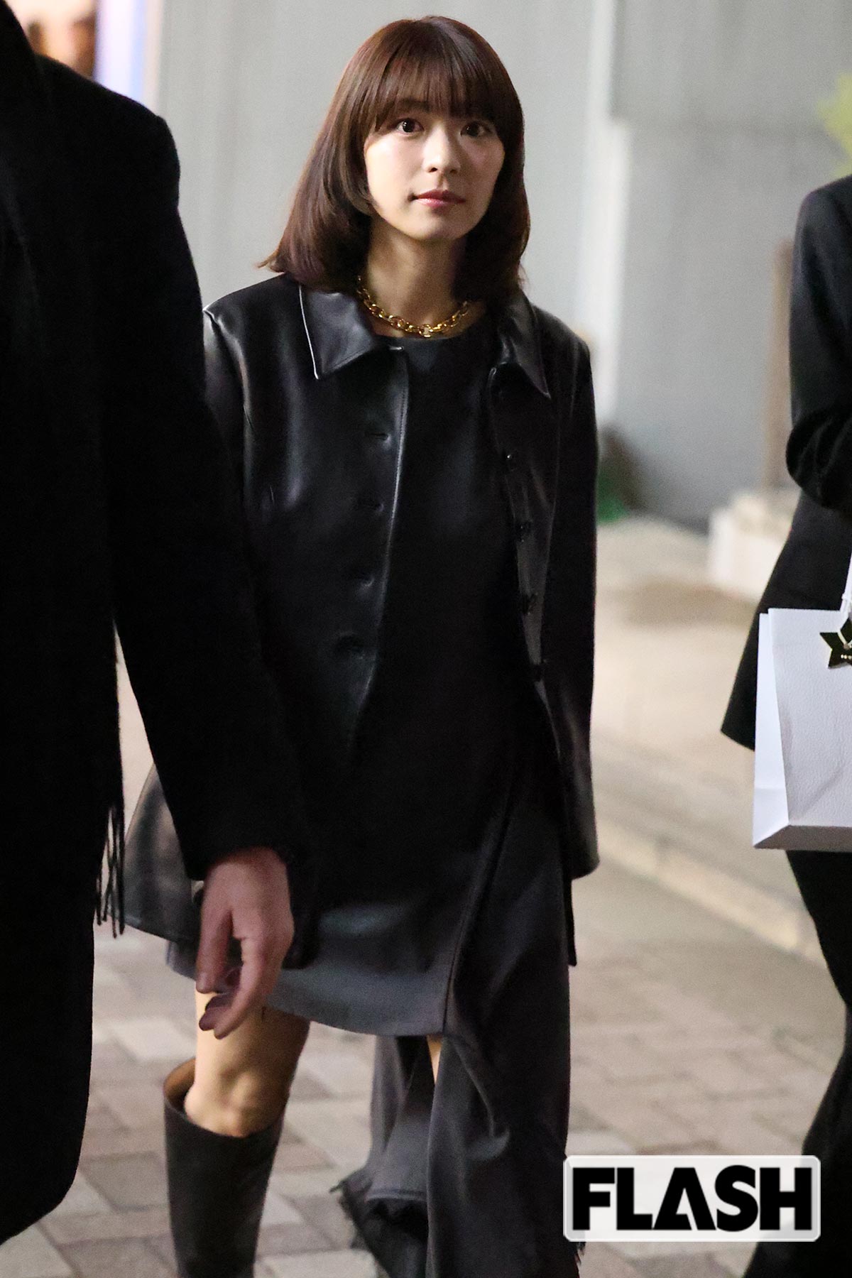 女優・鳴海唯もブーツにスカートのキュートなルックで登場した