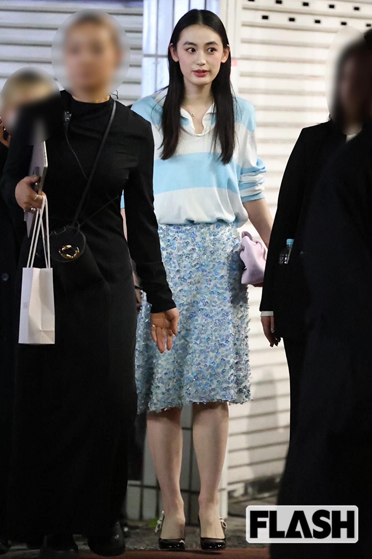 鮮やかな水色の衣装を着た八木莉可子