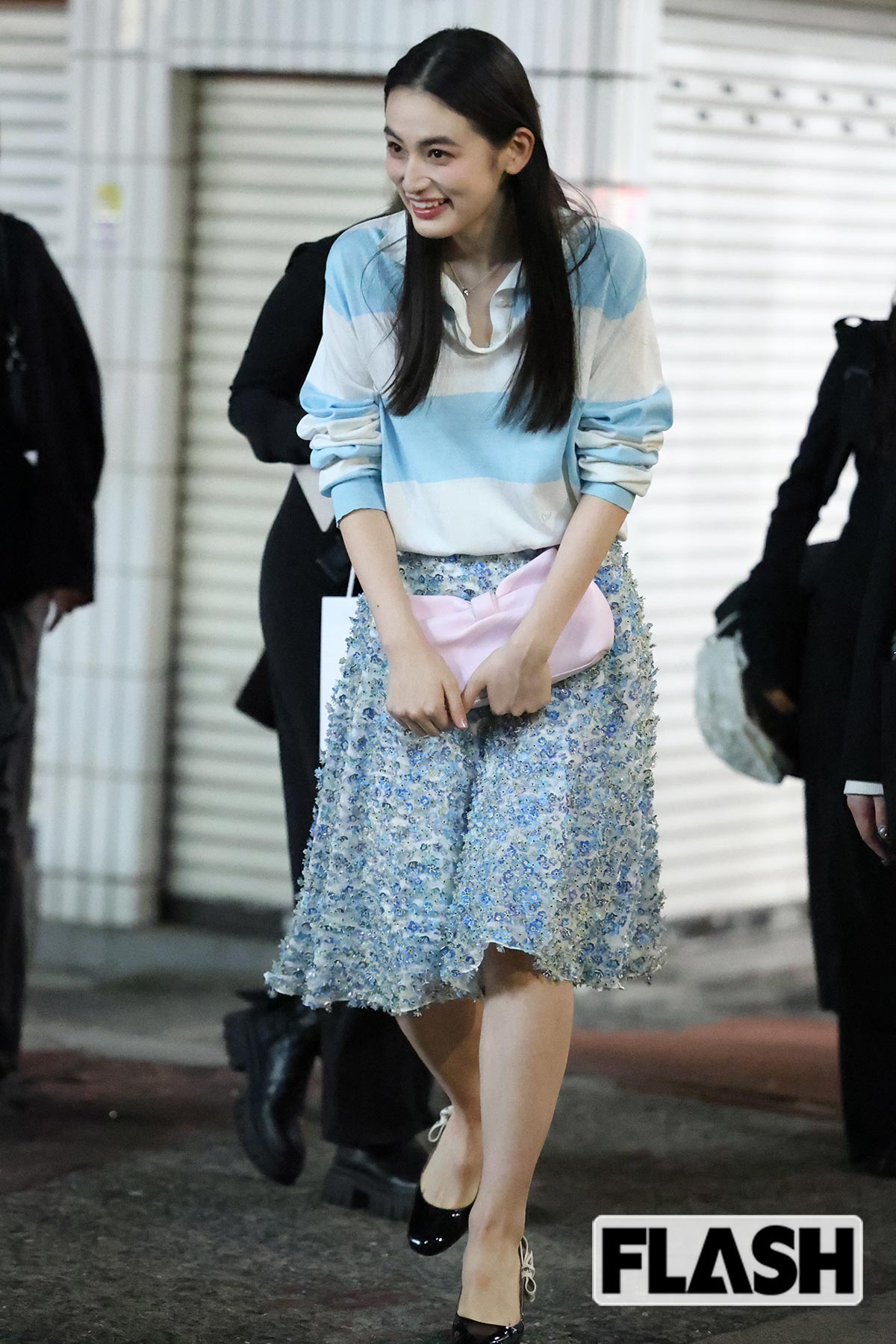 関係者に頭を下げる八木莉可子