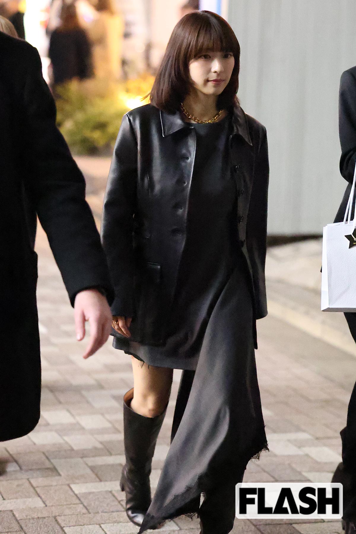 ゴールドのネックレスを身に着けた鳴海唯