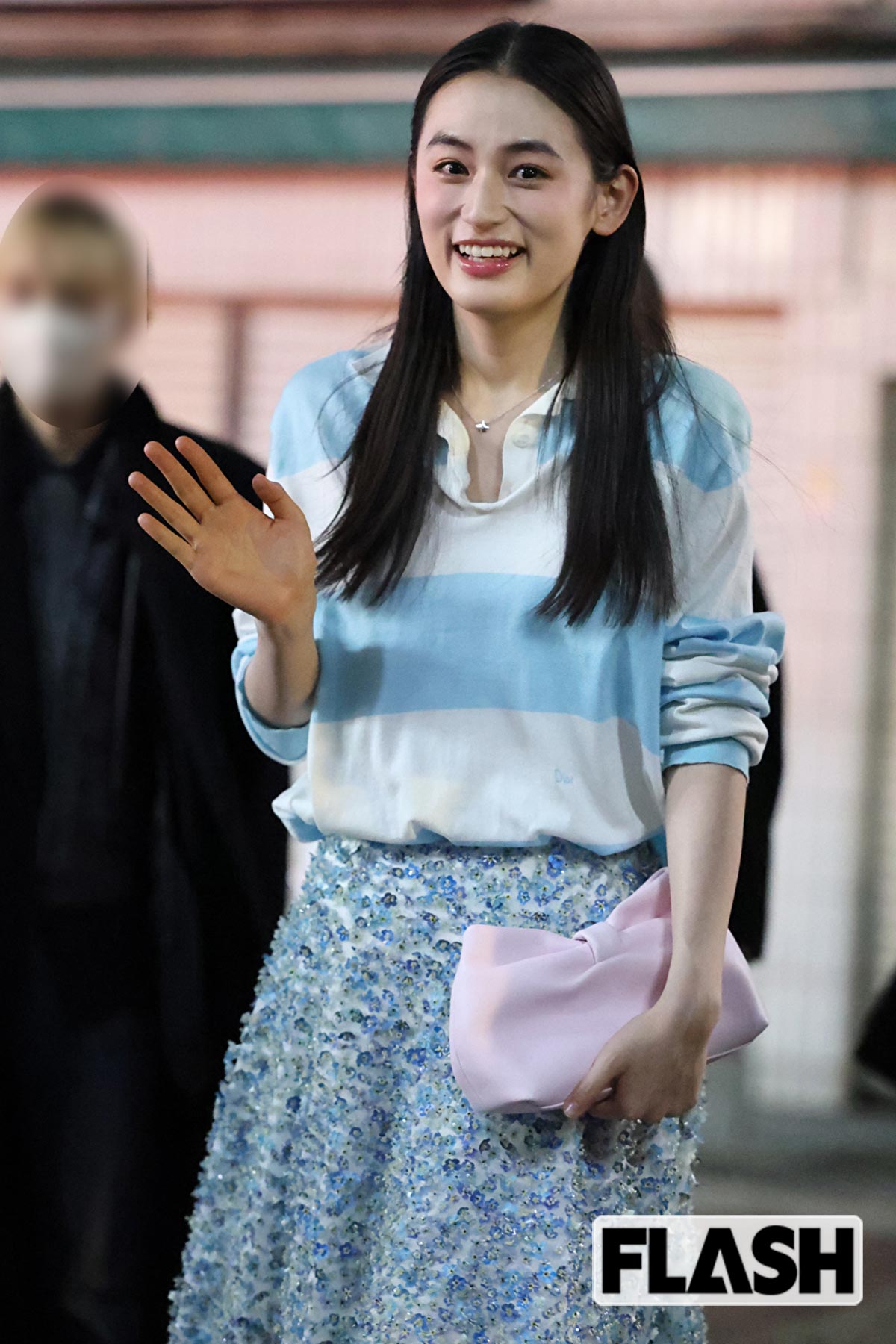 ピンクのバッグを持つ八木莉可子