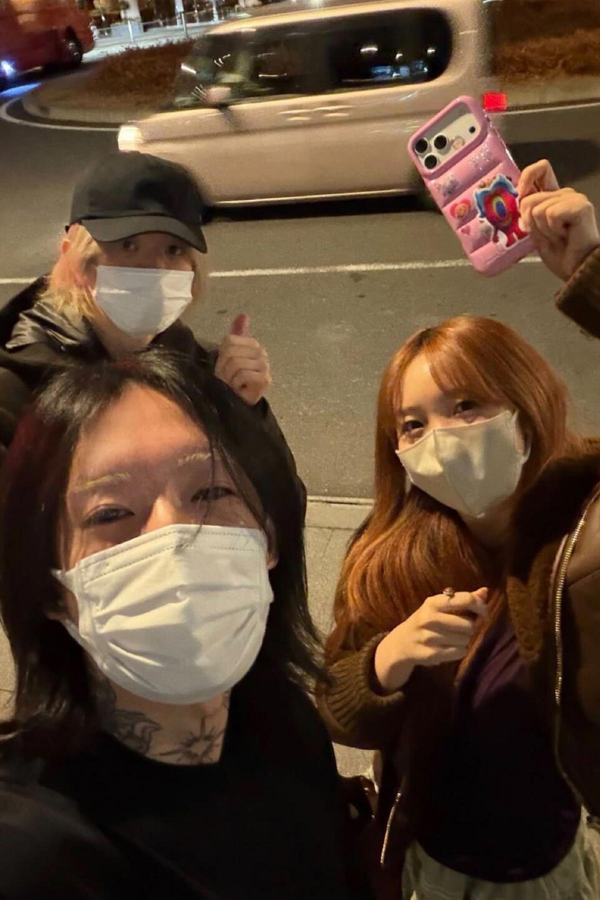 AyaseのXより。ikuraの手には、Ayaseをモチーフにしたステッカーが貼られたスマホが