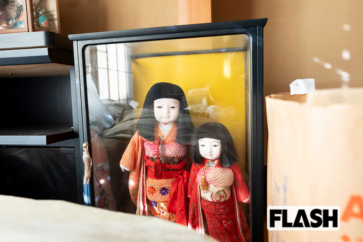 稲葉氏らによる遺品整理の現場。貴重品や重要書類が紛れていないか、確認しながら作業が進む