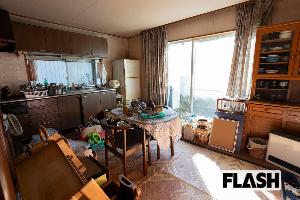 少し整理が進んでいるが、まだ生活感が残る室内（写真・木村哲夫）