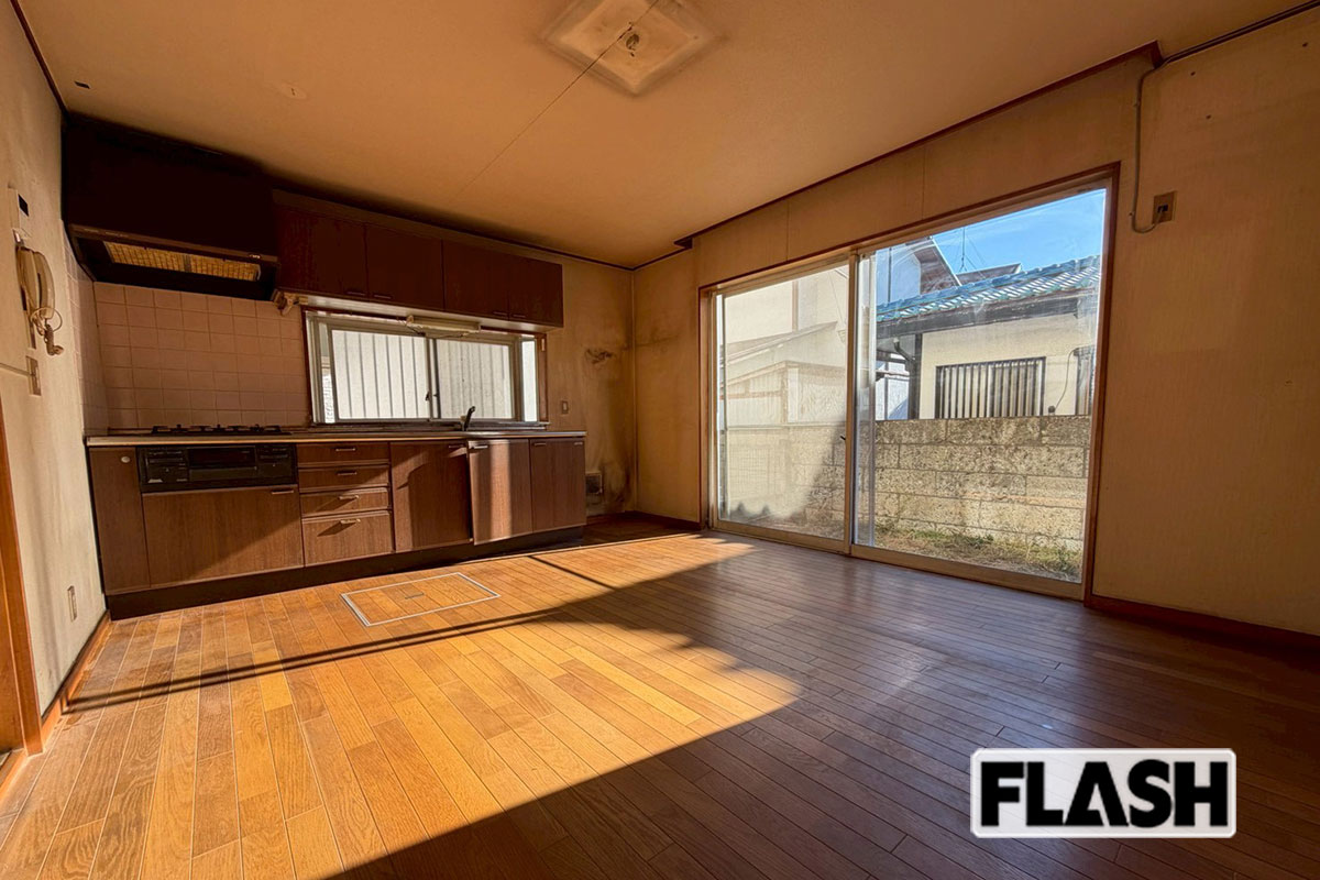 空っぽになった部屋。床を雑巾がけして終了だ