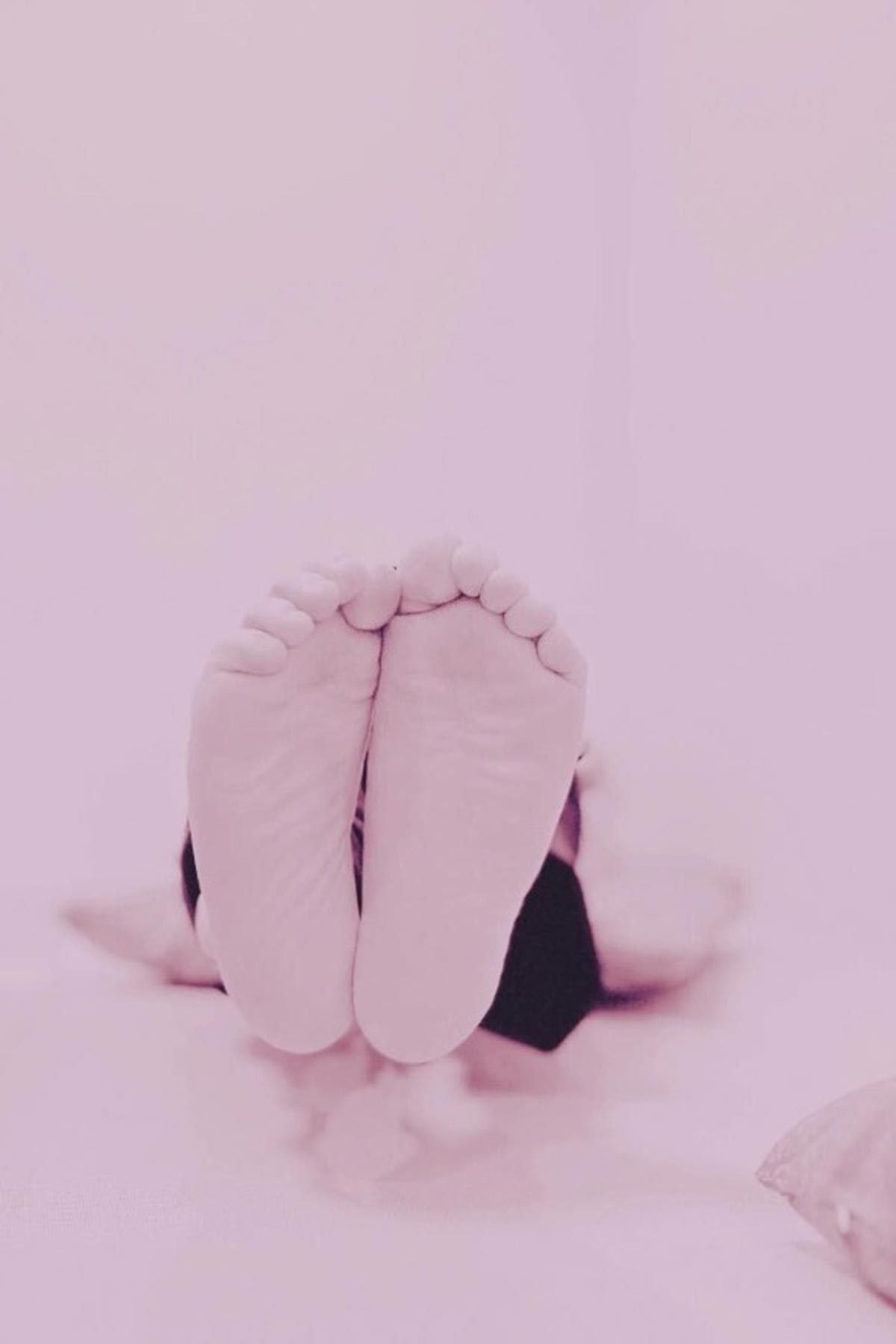 有吉が投稿していた足の裏のショット。じつは第2子誕生の“匂わせ”写真だったという（写真・有吉弘行のInstagram「ariyoshihiroiki」より）