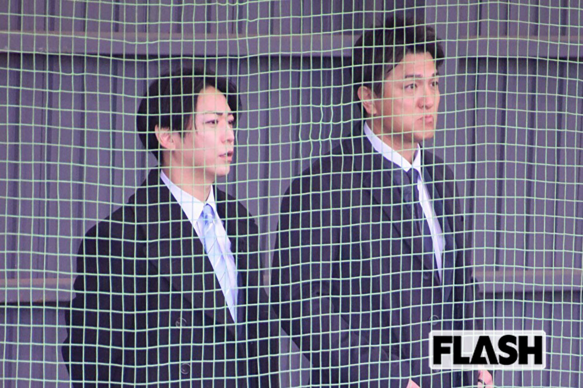 高橋由伸（右）とならんでブルペンの様子を取材する亀梨和也