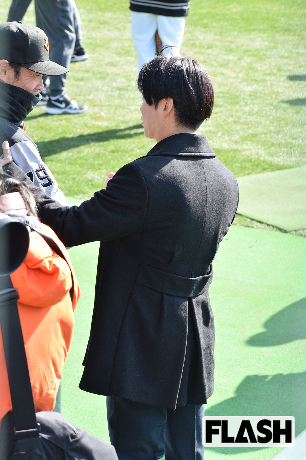 亀井善行コーチと談笑する亀梨和也