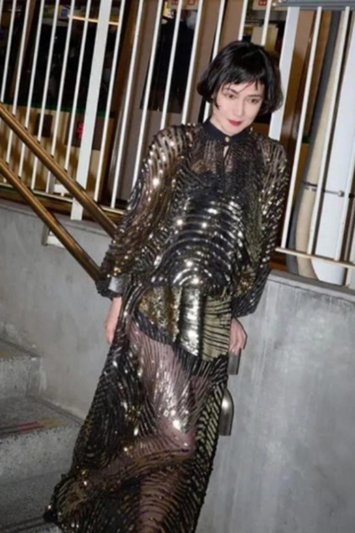 木梨憲武の妻・安田成美、妖艶な “太ももスケスケ” 衣装でグラビア挑戦…59歳とは思えない美しさに見惚れる声