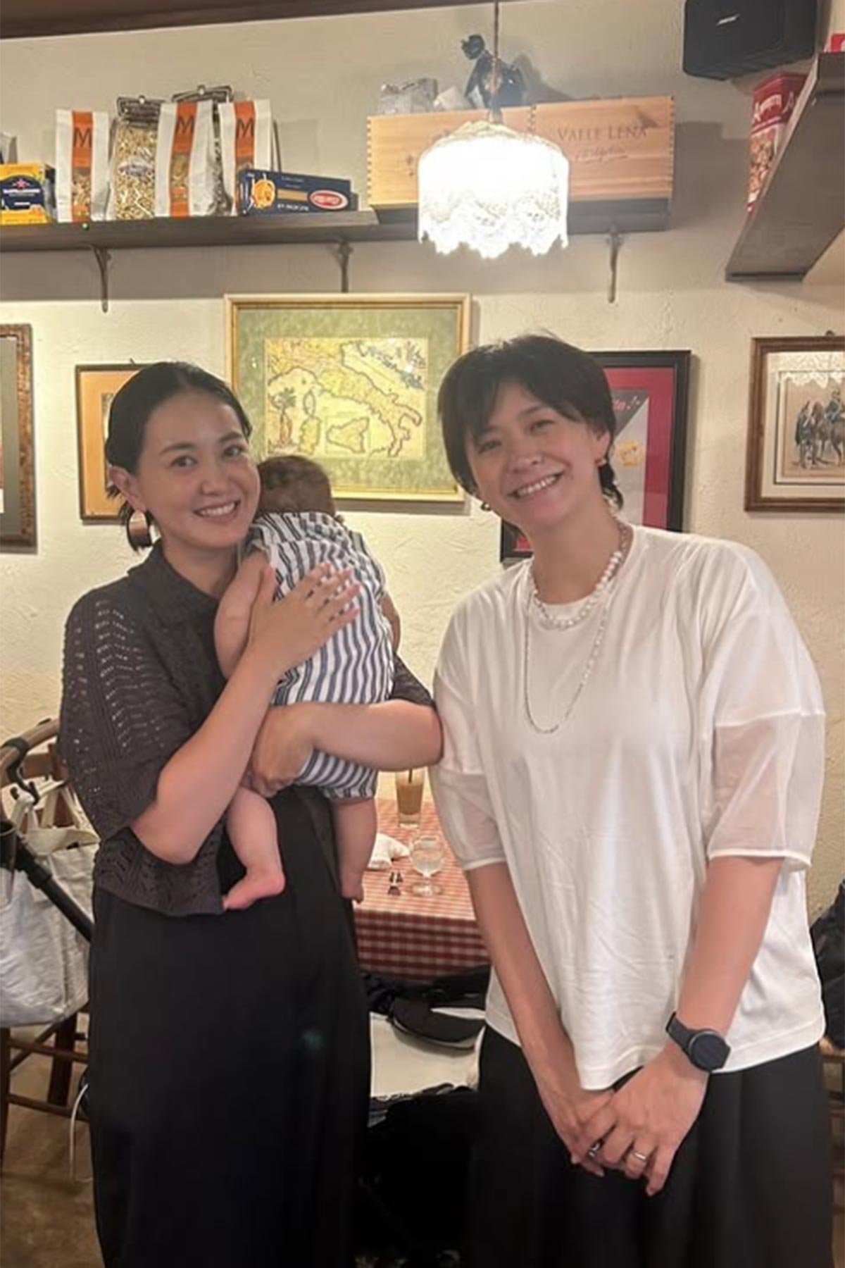 ABCテレビアナウンス部Instagramより。2025年7月、塚本麻里衣アナ（左）は、生まれたばかりの子供を抱いて久々に登場していた