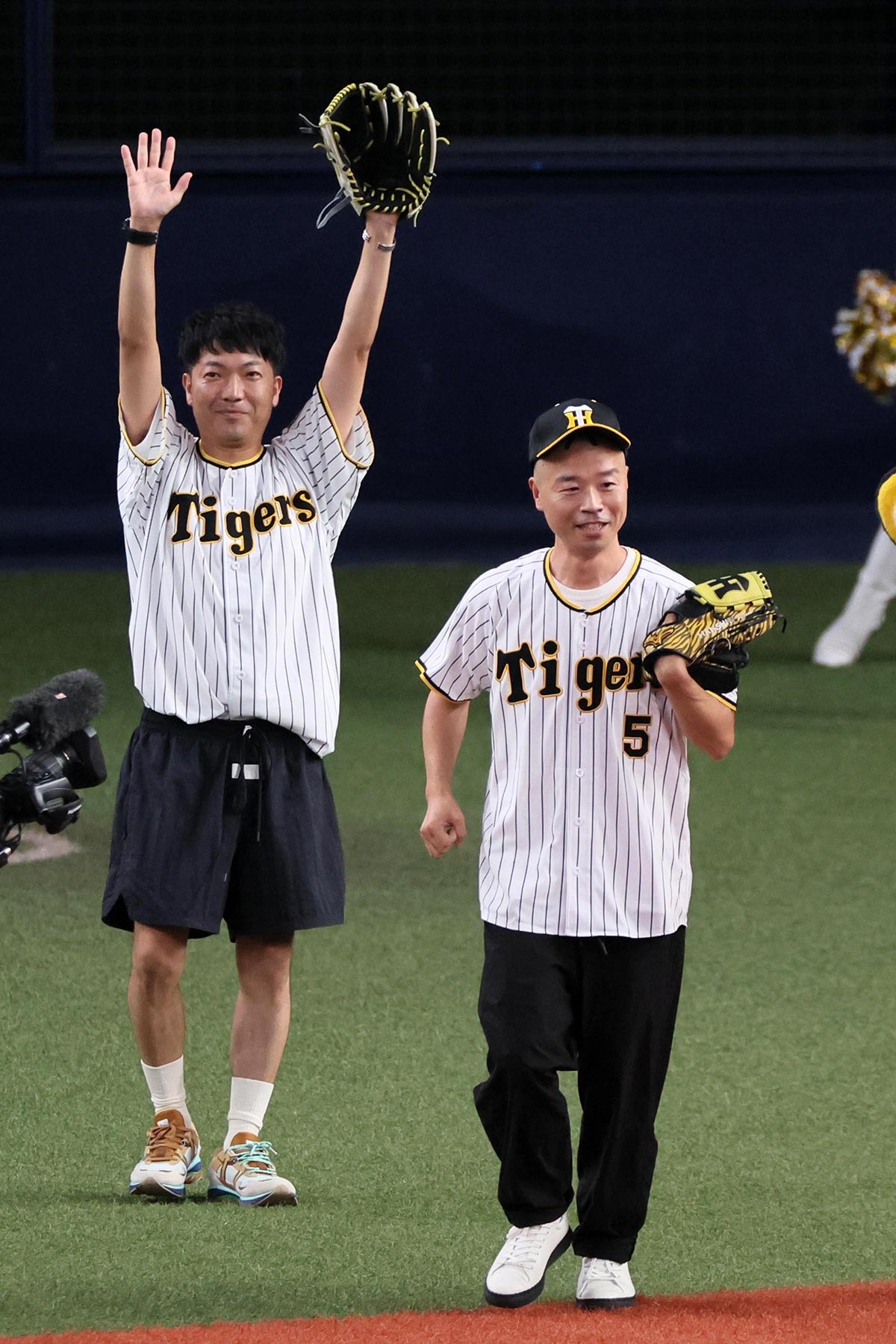 アキナ秋山 「体調不良」で“4カ月”不在の異変…妻・塚本麻里衣アナは第二子出産で育休中、「育児と看病」の日々に心配の声