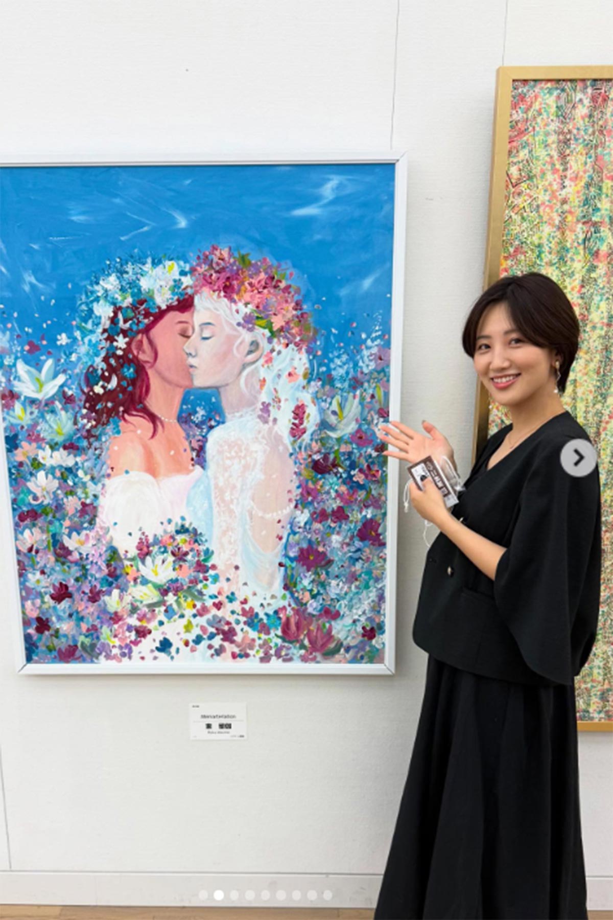 2025年9月、国立新美術館で、展示された自らの絵を紹介する元ABCアナウンサーの東留伽(写真・『東 留伽 Azuma Ruka』のInstagram「@azumaruka_abc」より)