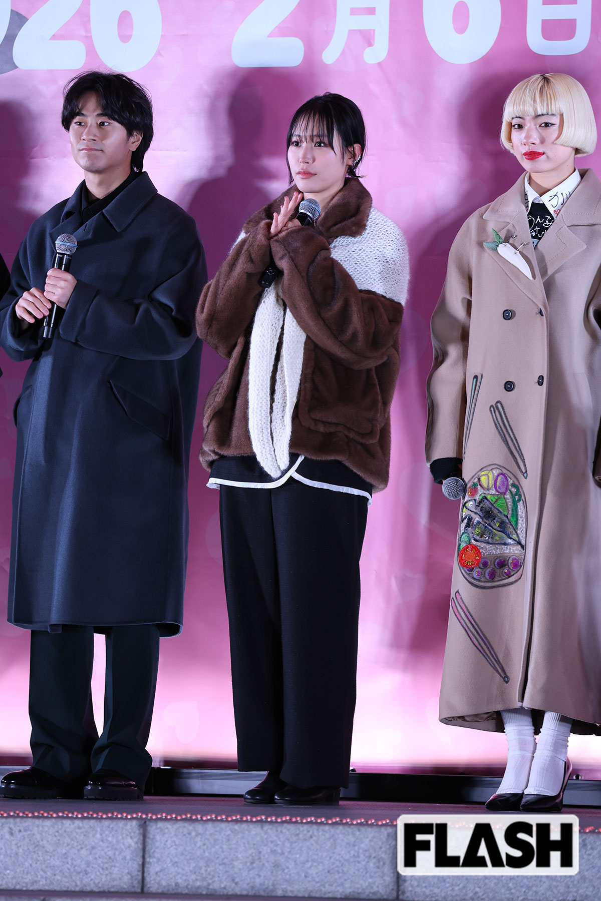 緊張した様子の南沙良と出演者たち