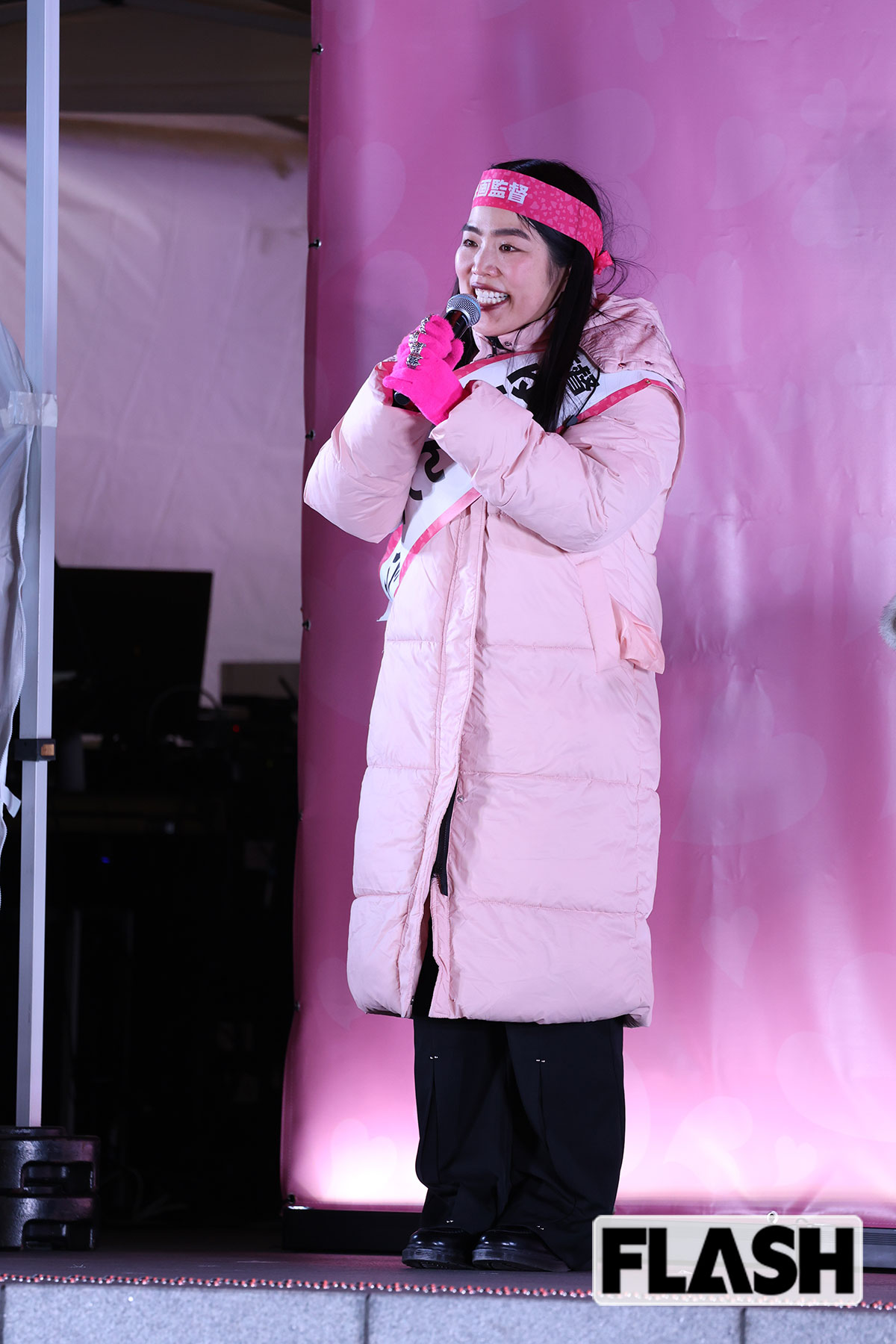 ピンクのダウンジャケットを着たゆりやん