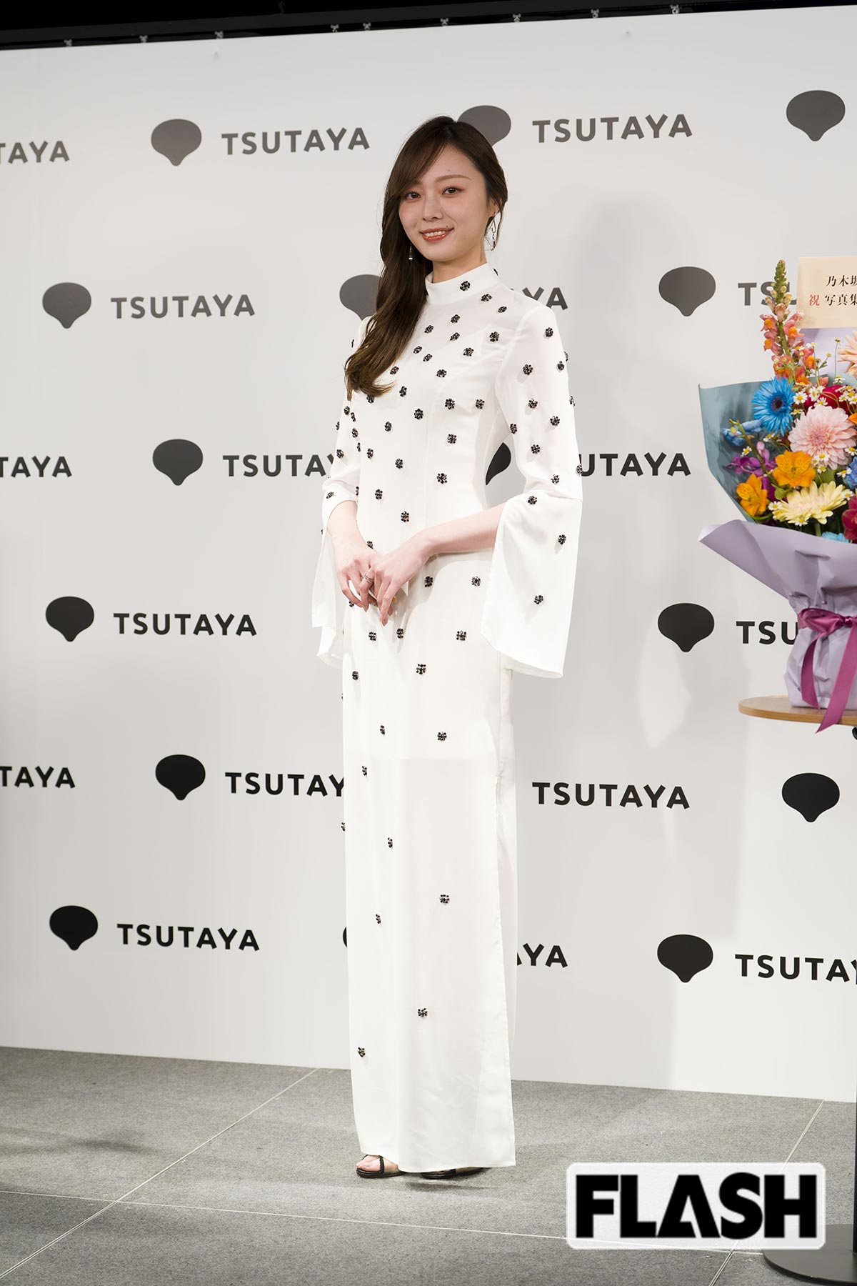 長身が映える白いドレス姿で登場した