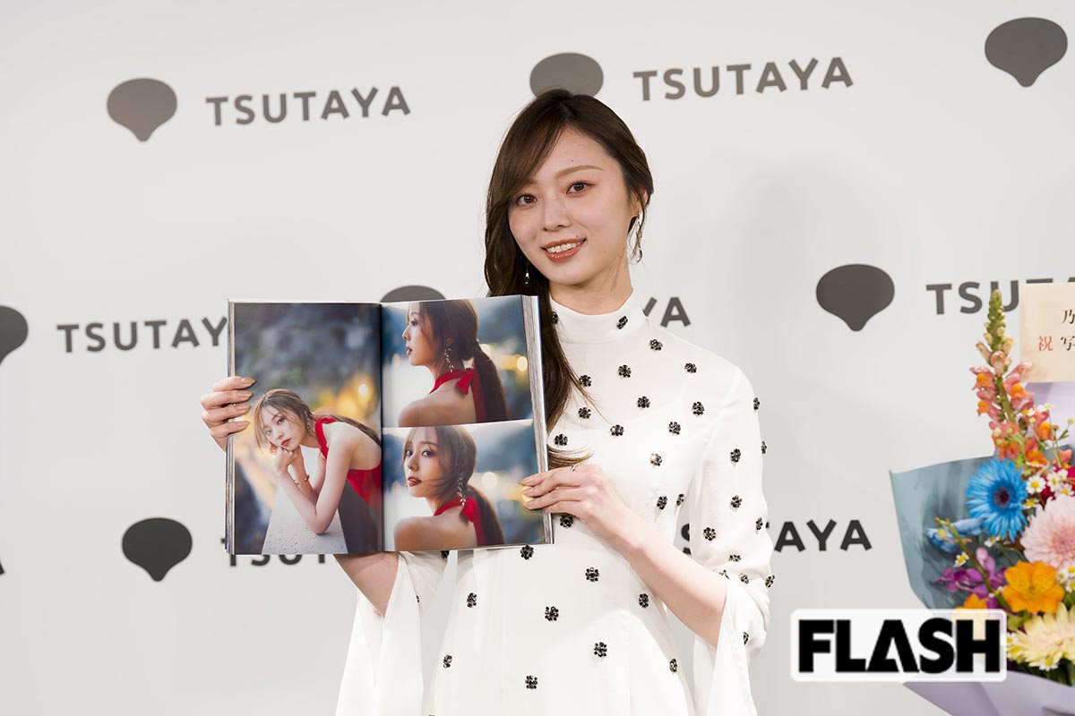 本人お気に入りカットは赤いドレス。自分が大人になったことを実感したという