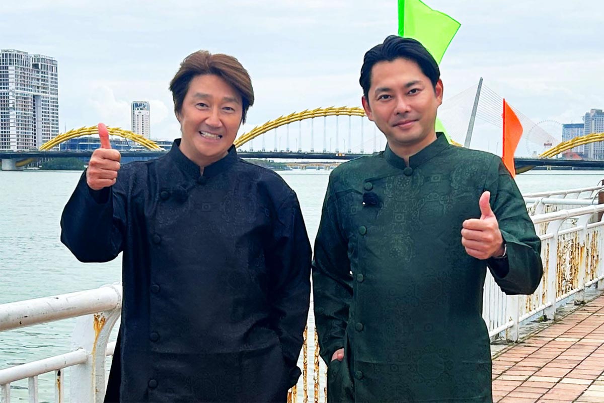 近藤真彦（左）とベトナムロケをおこなった今井翼。その貫禄あるオーラが話題となっている（画像・日テレプラスのX「@nitteleplus」より）