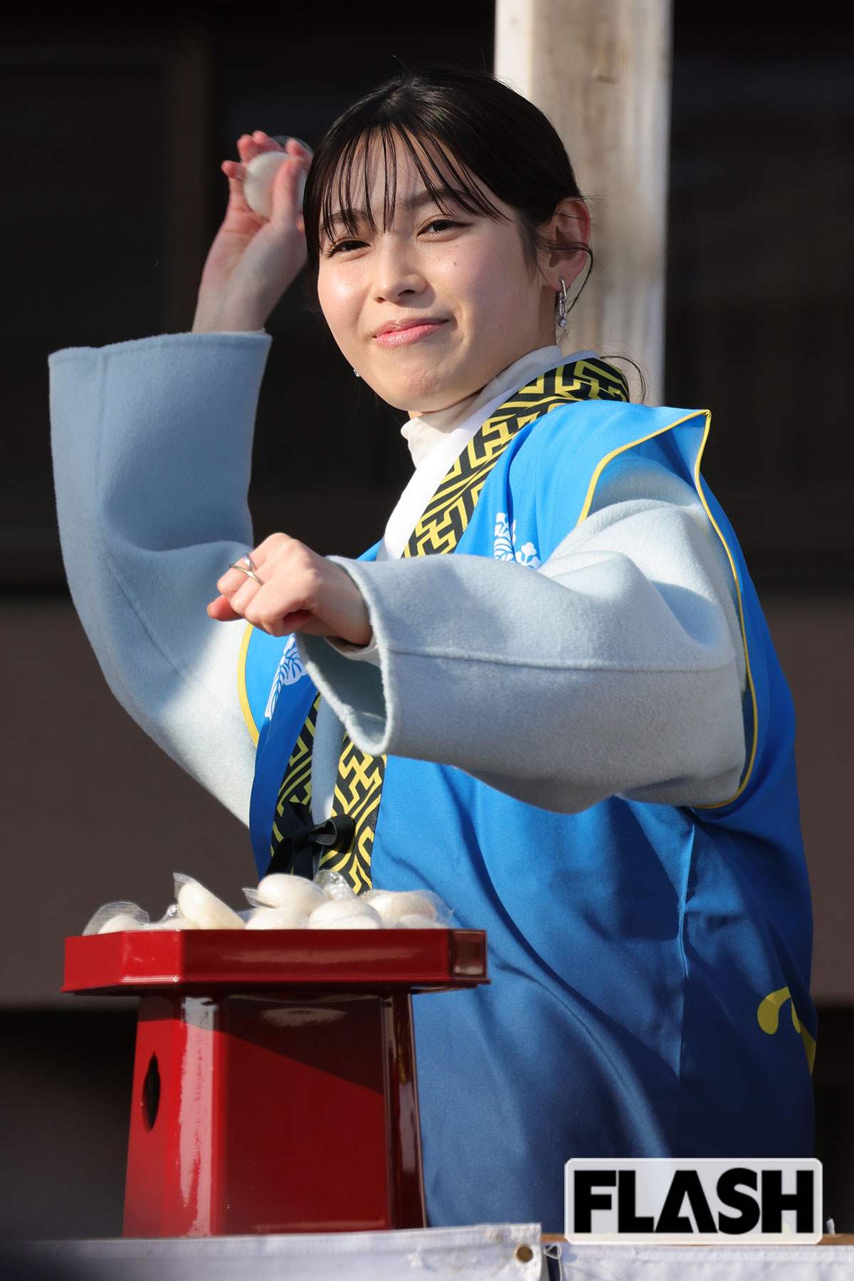 福餅を思いっきりまく白石聖。永野芽郁の代役をみごとに演じ、評価があがっている