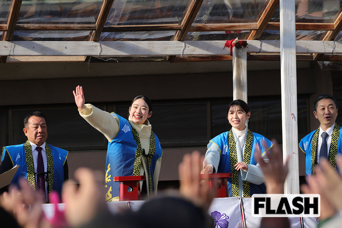 手を振る倉沢杏菜にわく観客