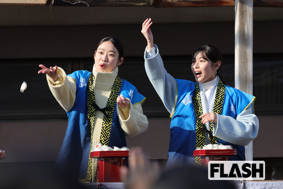 次々と観客に福餅をまく白石聖と倉沢杏菜