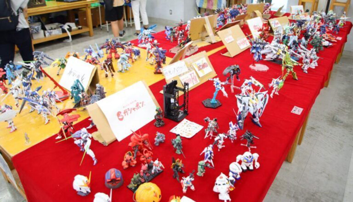 攻玉社中学校・高等学校の「ガンダム研究部」は、文化祭では例年、巨大なガンダムの模型やガンプラをはじめとした展示をすることで有名だ（攻玉社中学校・高等学校ホームページより）