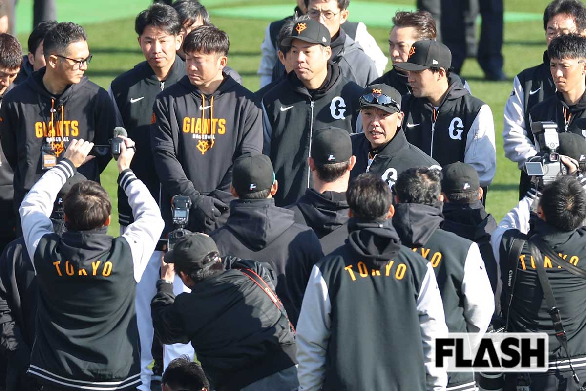 2月1日、宮崎キャンプの初日に訓辞を垂れる阿部慎之助監督。現場は緊張感が漂っているという