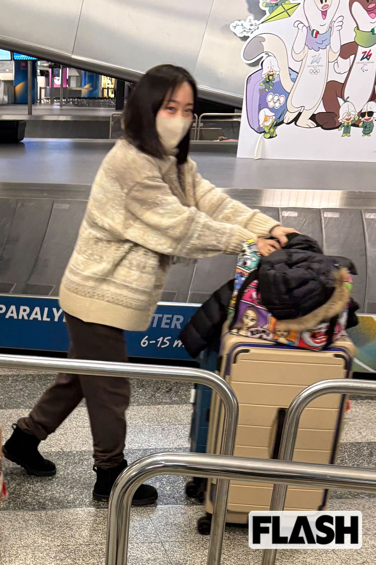 2026年2月3日、ミラノに到着してスタッフらと談笑する元卓球銀メダリストの石川佳純